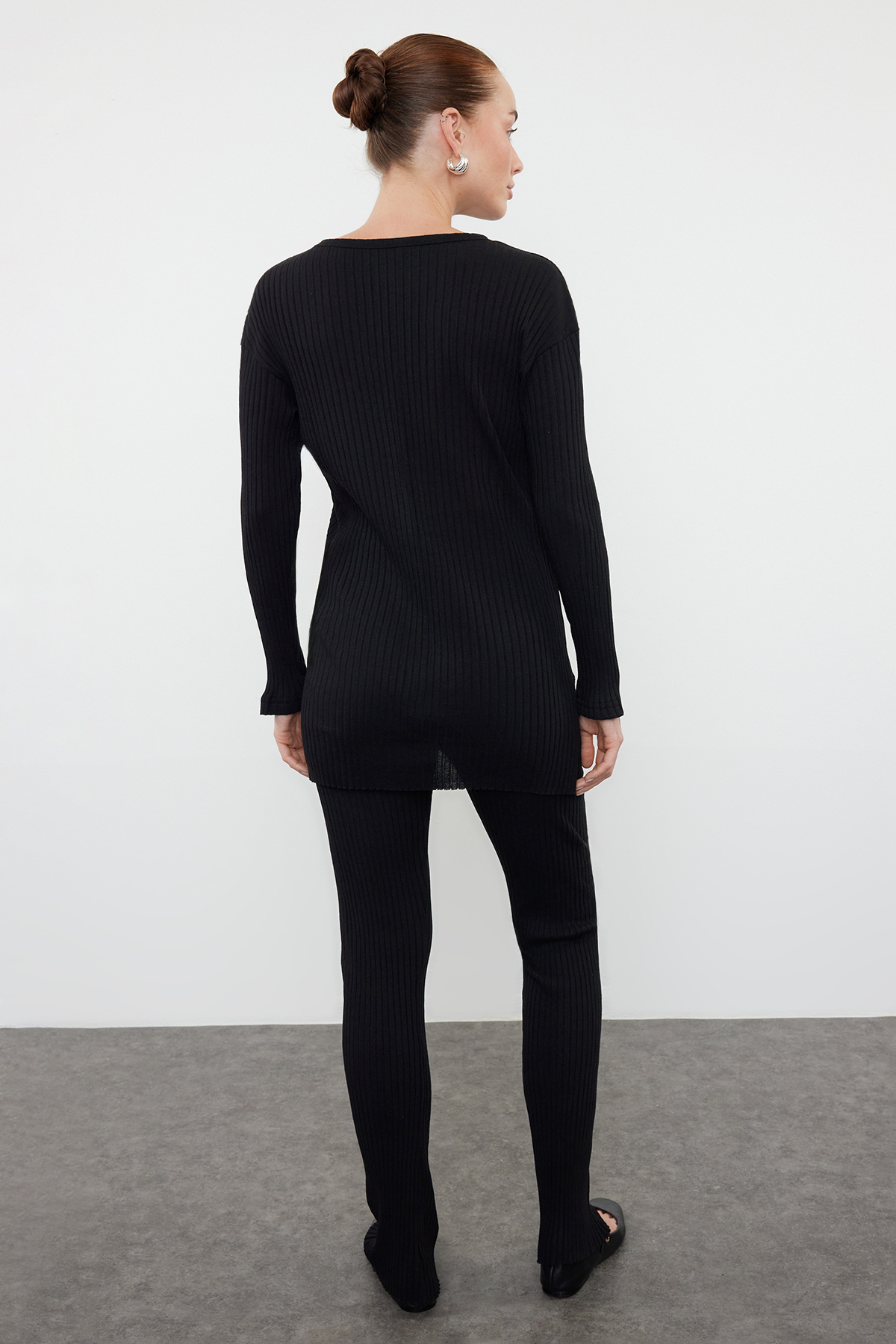 Trendyolmilla  Siyah Bisiklet Yaka Fitilli Esnek Örme Bluz ve Pantolon Alt-Üst Takım TWOAW25AU00061 - Görsel 5