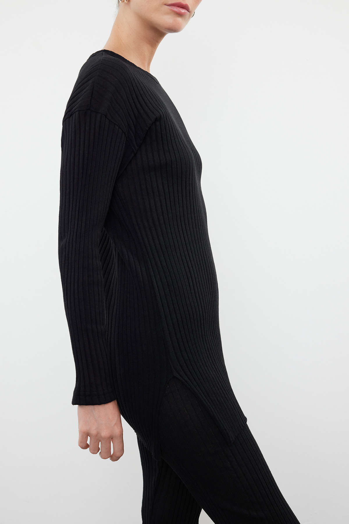 Trendyolmilla  Siyah Bisiklet Yaka Fitilli Esnek Örme Bluz ve Pantolon Alt-Üst Takım TWOAW25AU00061 - Görsel 3