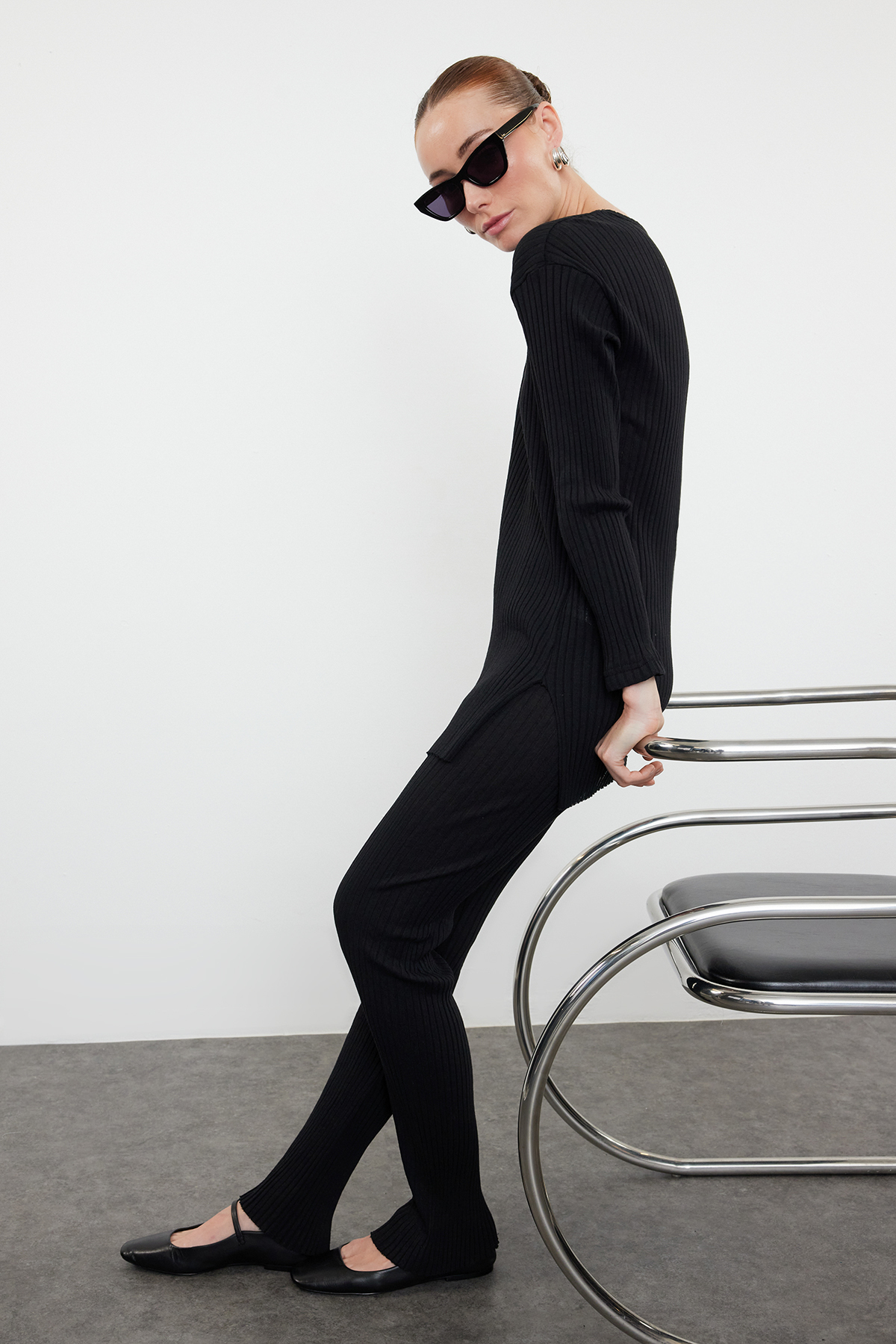 Trendyolmilla  Siyah Bisiklet Yaka Fitilli Esnek Örme Bluz ve Pantolon Alt-Üst Takım TWOAW25AU00061 - Görsel 2