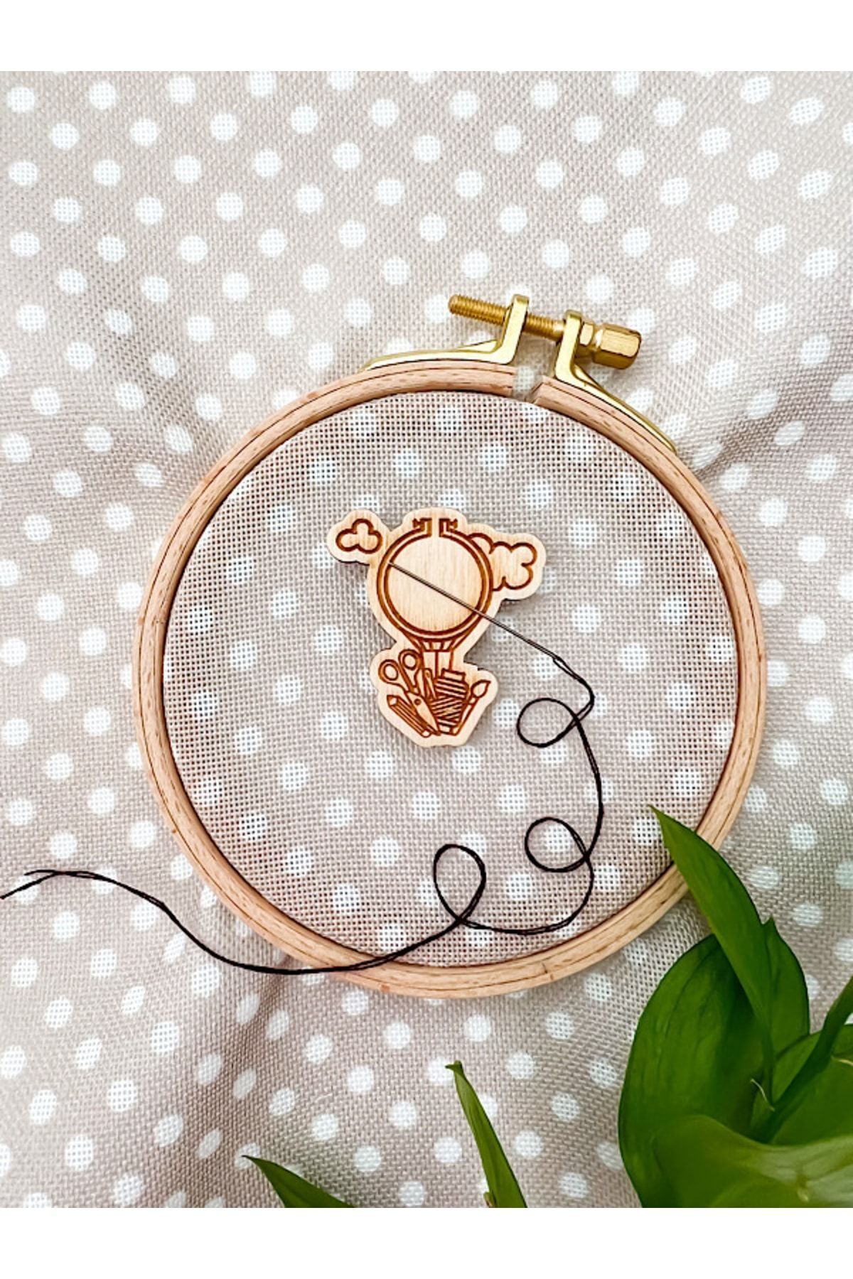 Needle Holder with Wooden Magnet -