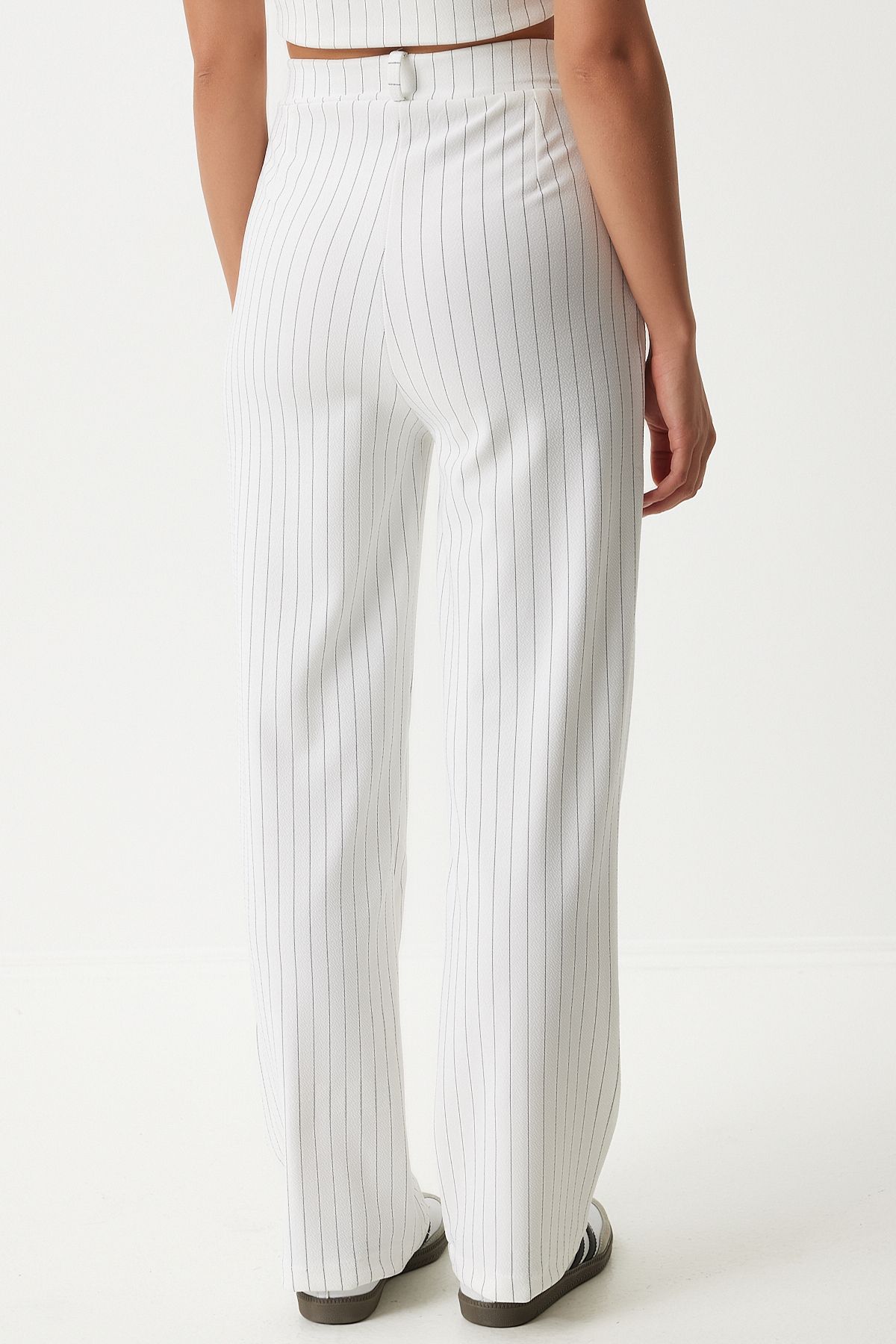 Happiness İstanbul-Weißes Nadelstreifen-Set aus Strickweste und -hose für Damen - MC00287 5