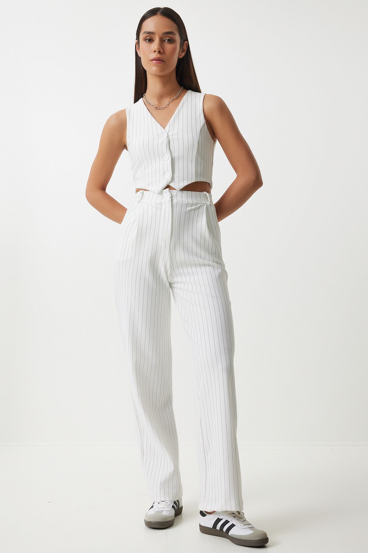 Happiness İstanbul-Weißes Nadelstreifen-Set aus Strickweste und -hose für Damen - MC00287 2