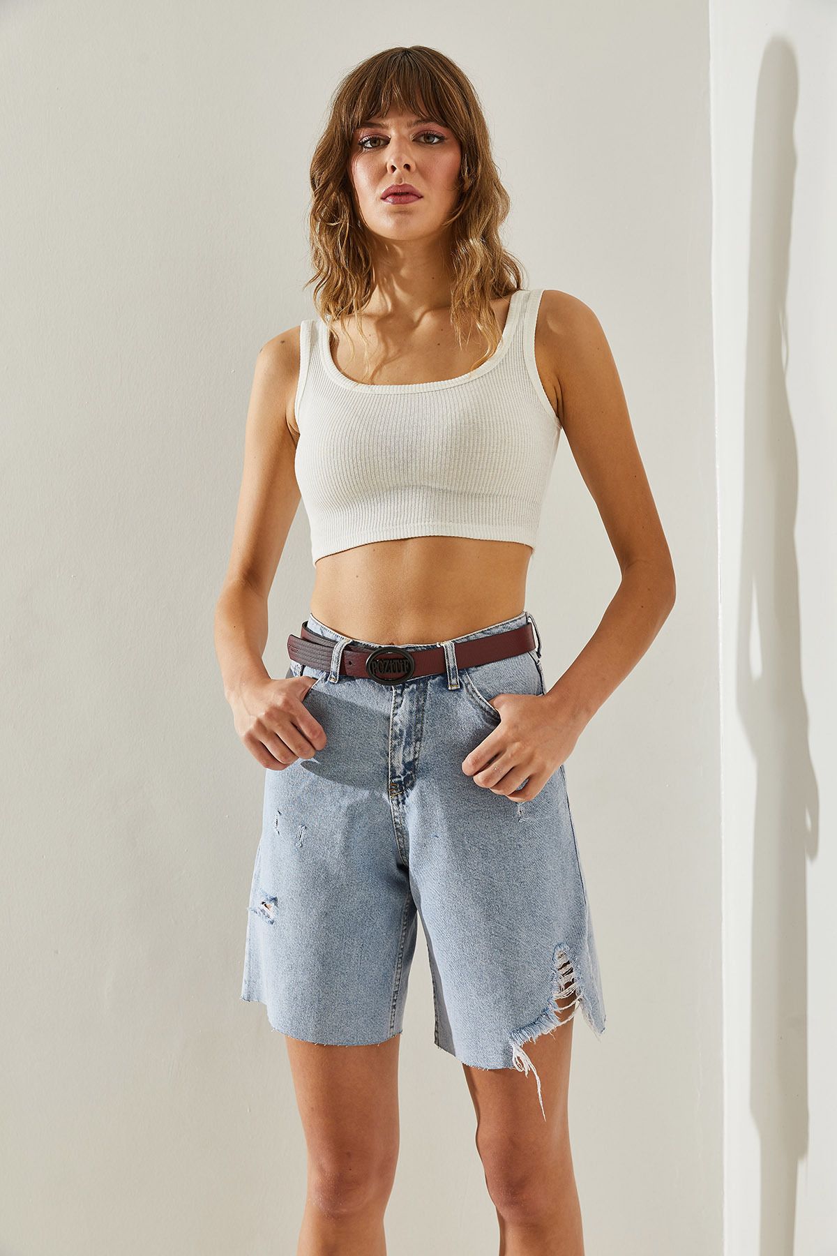 Bianco Lucci-Jeansshorts und Bermuda mit Gürtel und Rissen für Damen -60251376 6