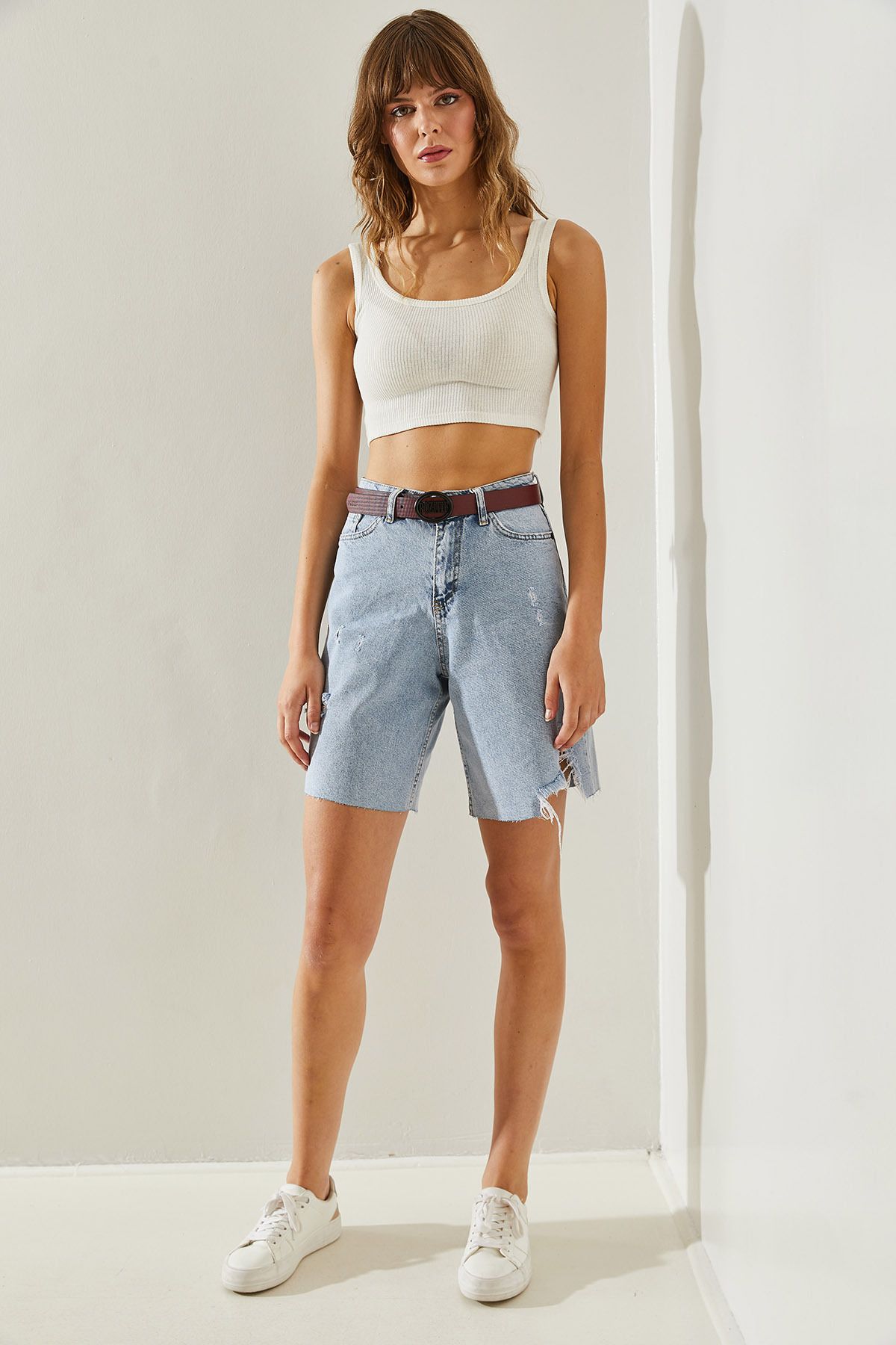 Bianco Lucci-Jeansshorts und Bermuda mit Gürtel und Rissen für Damen -60251376 3