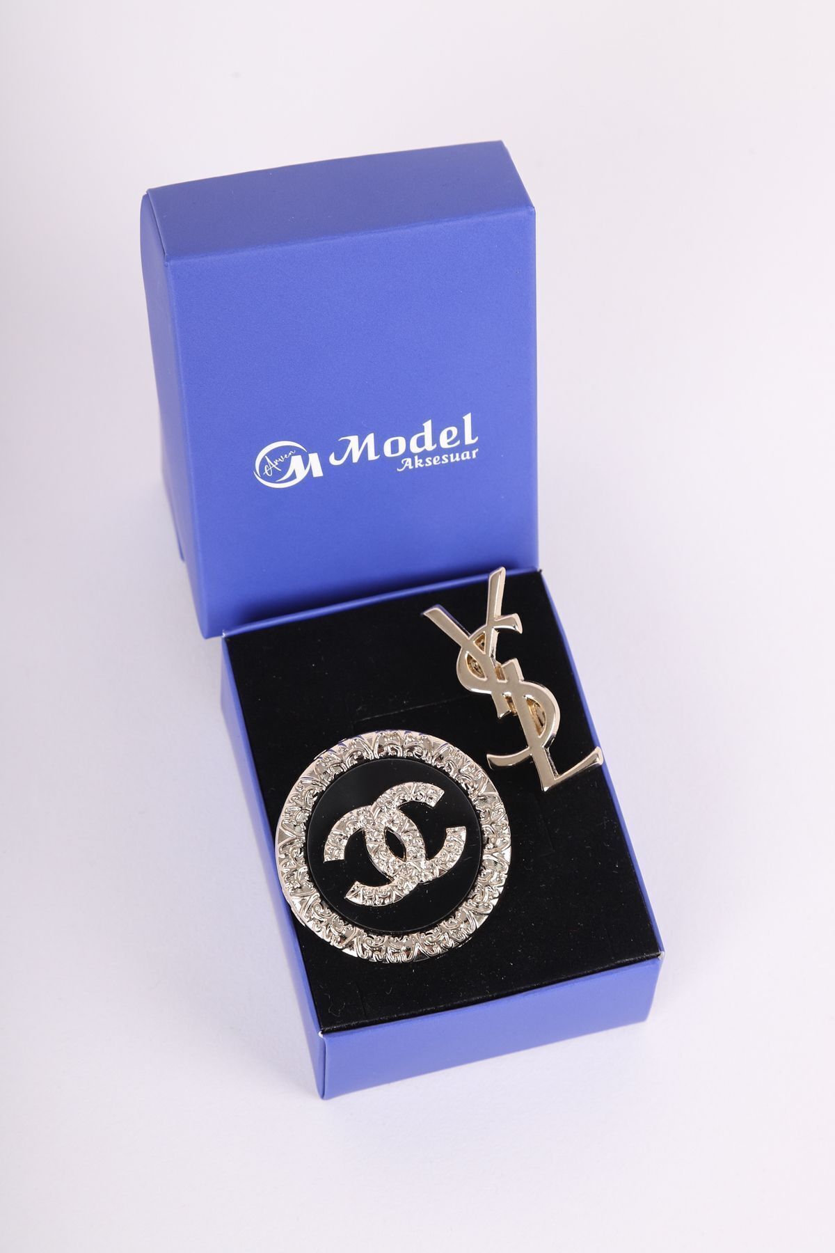 Chanel brooch ioffer top