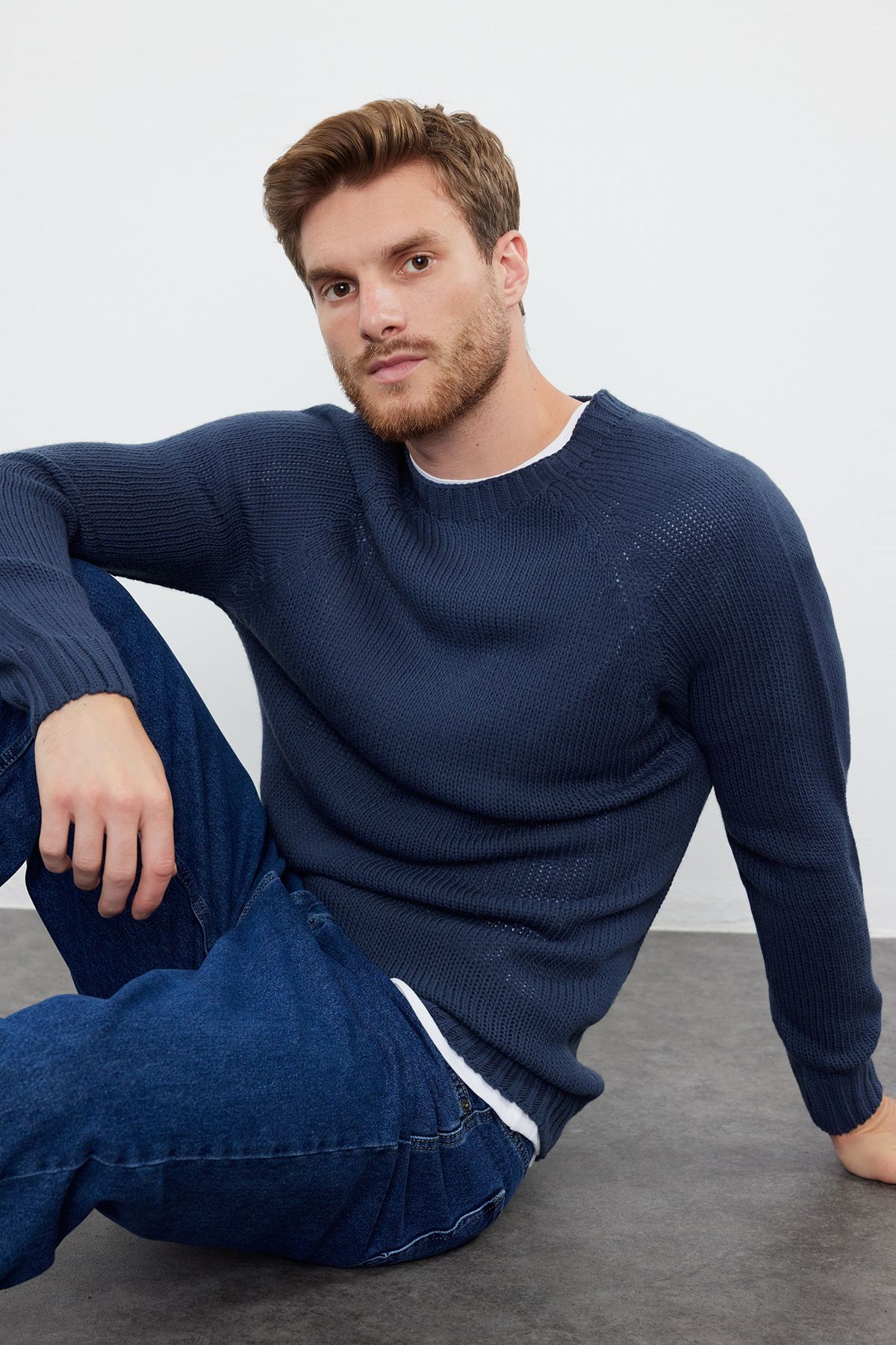Trendyol Collection-Pulover tricotat cu mâneci raglan, cu decolteu subțire Indigo - TMNAW25KZ00000 1