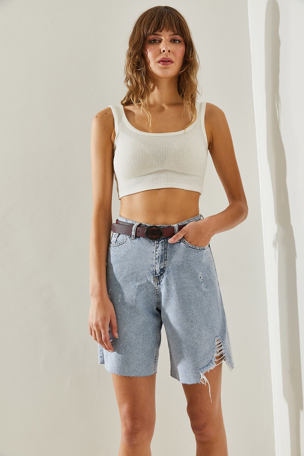 Bianco Lucci-Jeansshorts und Bermuda mit Gürtel und Rissen für Damen -60251376 5