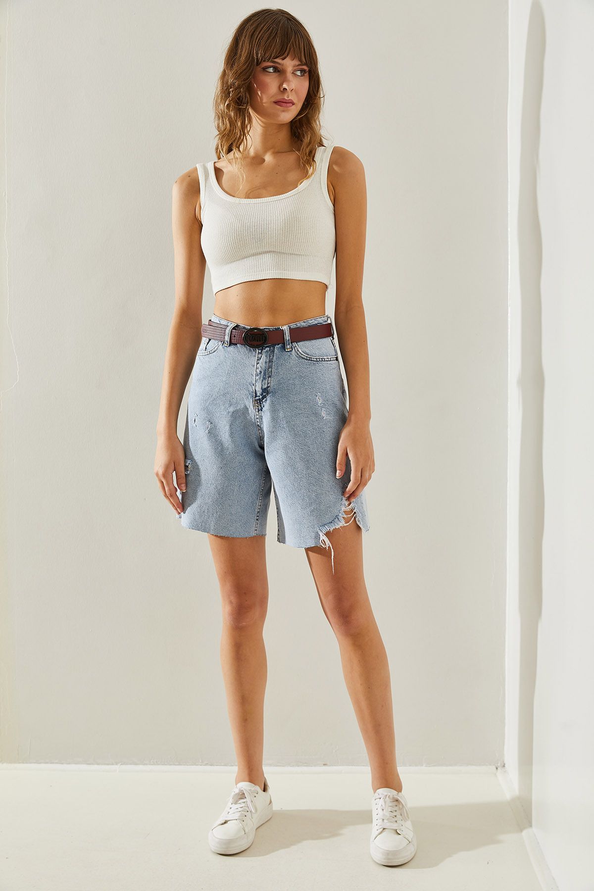 Bianco Lucci-Jeansshorts und Bermuda mit Gürtel und Rissen für Damen -60251376 2