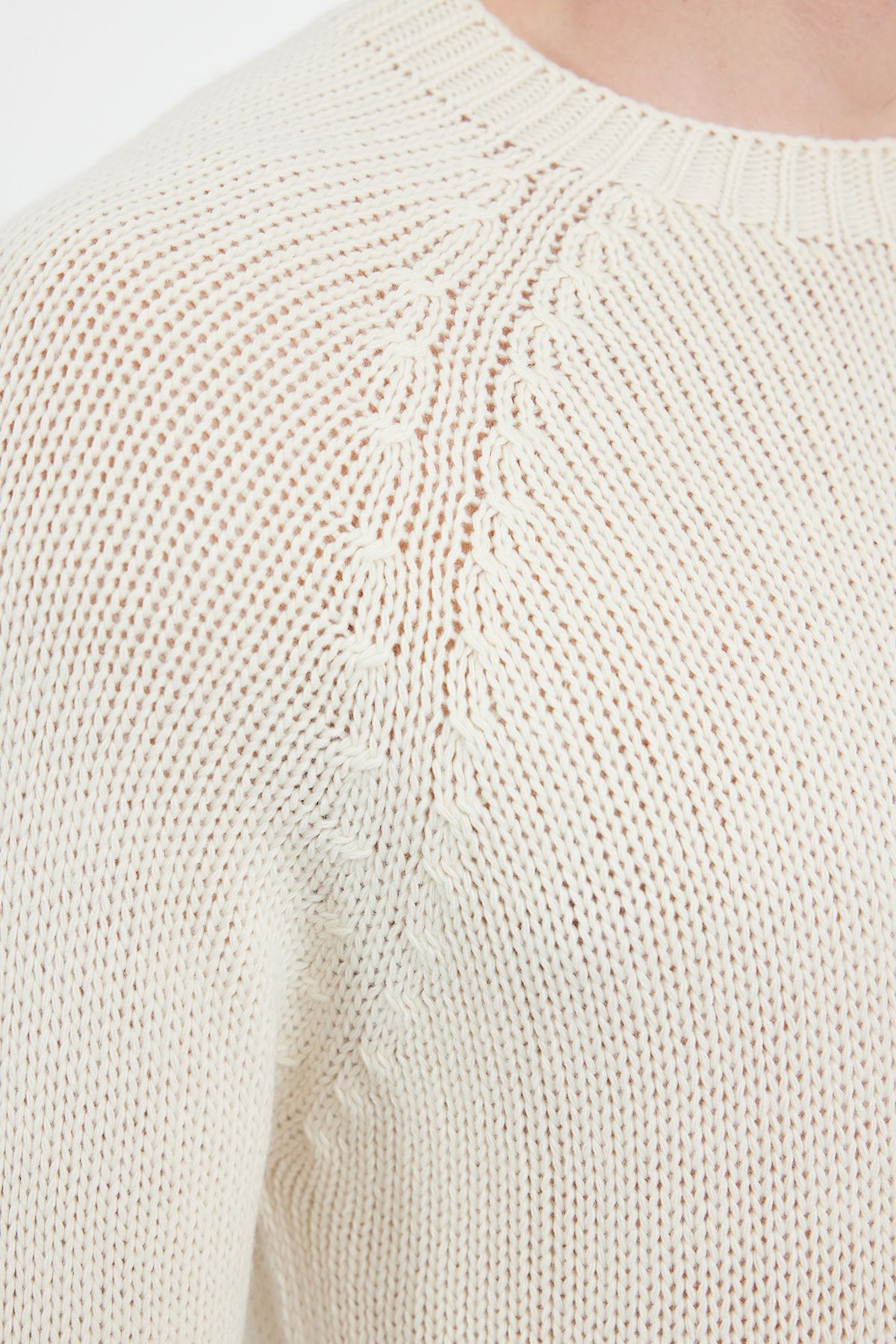 Trendyol Collection-Ecru Slim Fit Strickpullover mit Raglanärmeln und Rundhalsausschnitt – TMNAW25KZ00000 4