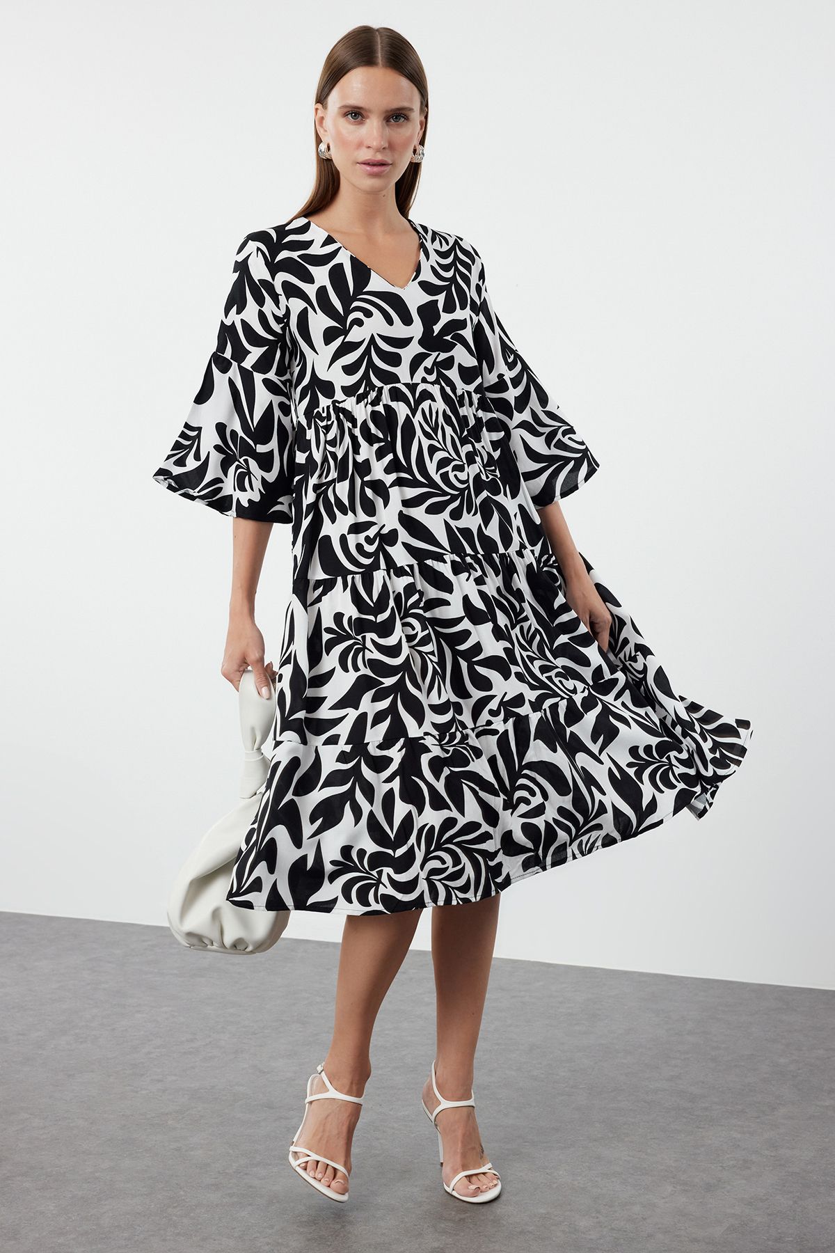 Trendyol Collection Czarna Szeroka Sukienka W Kwiaty Z Dekoltem W Kształcie Litery V - Kobieta - 36