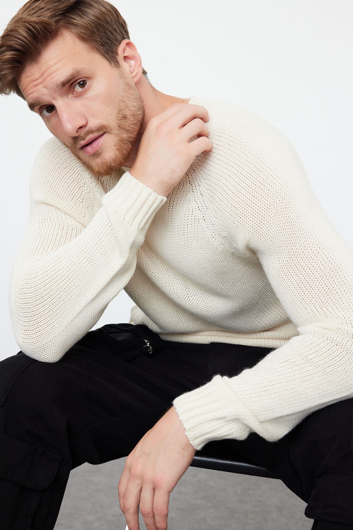Trendyol Collection-Ecru Slim Fit Strickpullover mit Raglanärmeln und Rundhalsausschnitt – TMNAW25KZ00000 2
