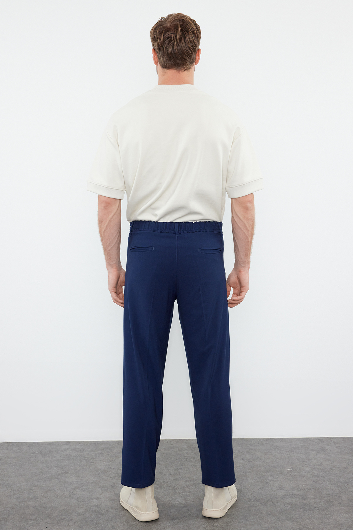 Trendyol Collection-Marineblaue, plissierte Stoffhose mit Baggy-Passform – TMNSS24PL00024 5