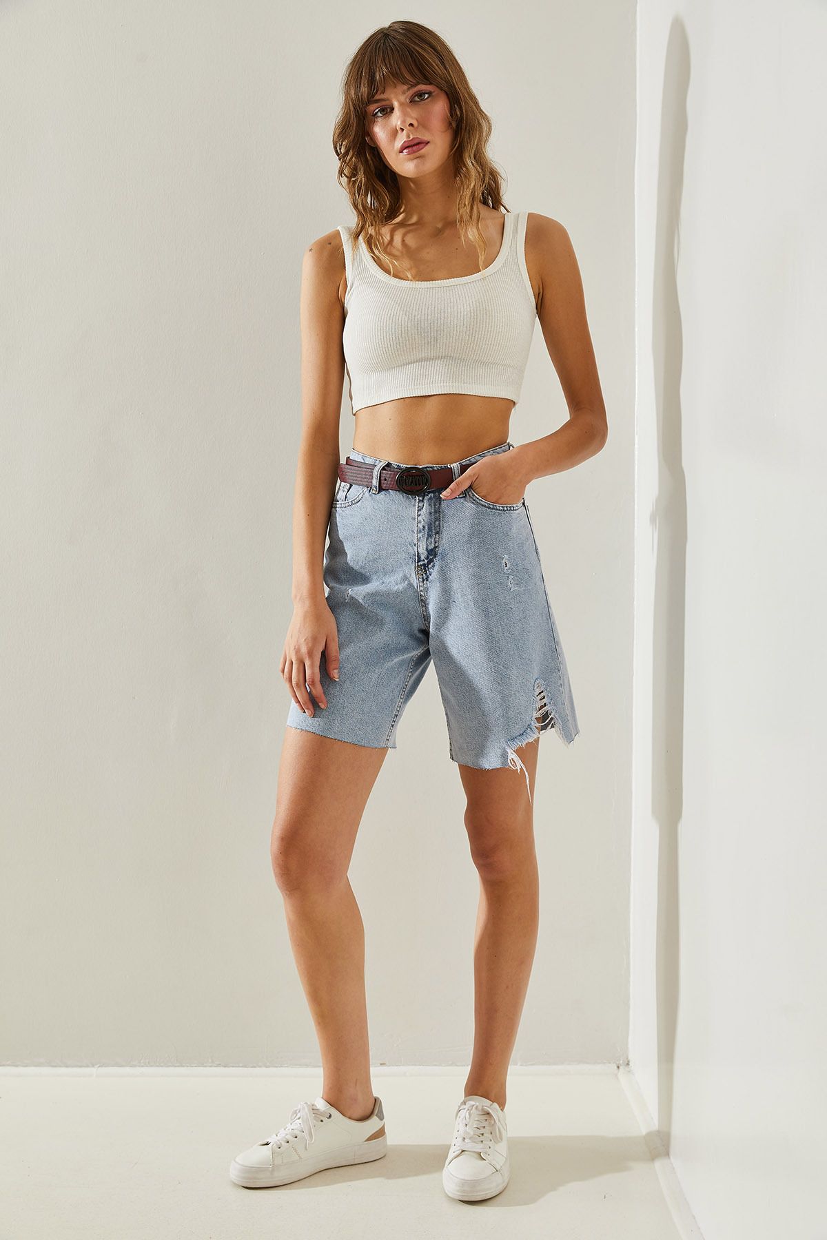 Bianco Lucci-Jeansshorts und Bermuda mit Gürtel und Rissen für Damen -60251376 4