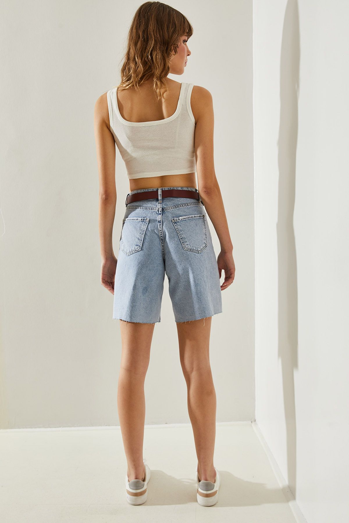 Bianco Lucci-Jeansshorts und Bermuda mit Gürtel und Rissen für Damen -60251376 7