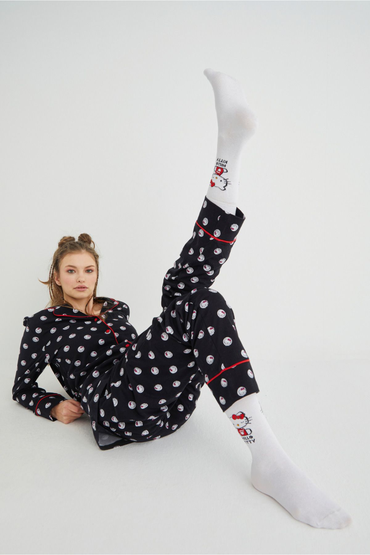 Hello Kitty-ROZ-121/2 Model Patterned and Licensed White Socks 2