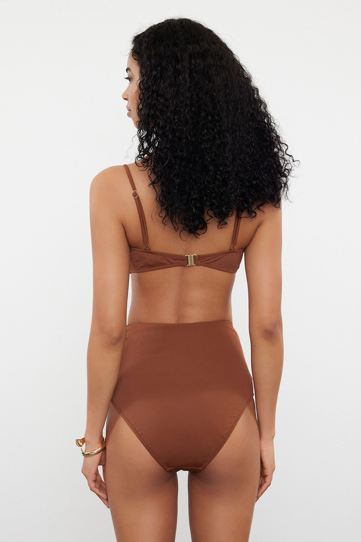 Trendyol Collection-Braune Hipster-Bikinihose mit hoher Taille – mit Premium-Accessoires TBESS24BA00127 4