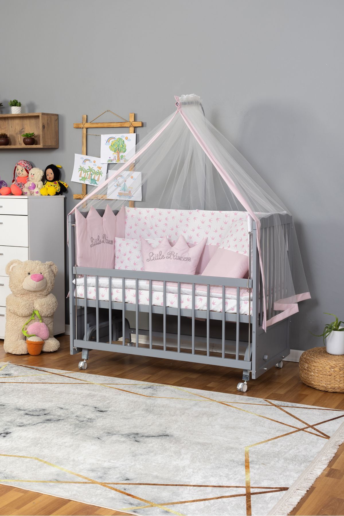 Bamgidoo Ahşap Beşik Anne Yanı Beşik Gri 60x120 - Pembe Nakış Uyku Seti + Yatak + Tekerlekli