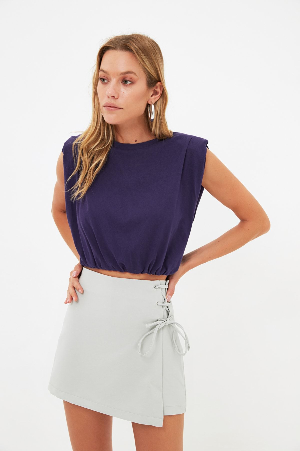 Trendyol Collection-Grauer gewebter Shortsrock mit Schnürung und Ösendetails TWOAW21SR0038 4