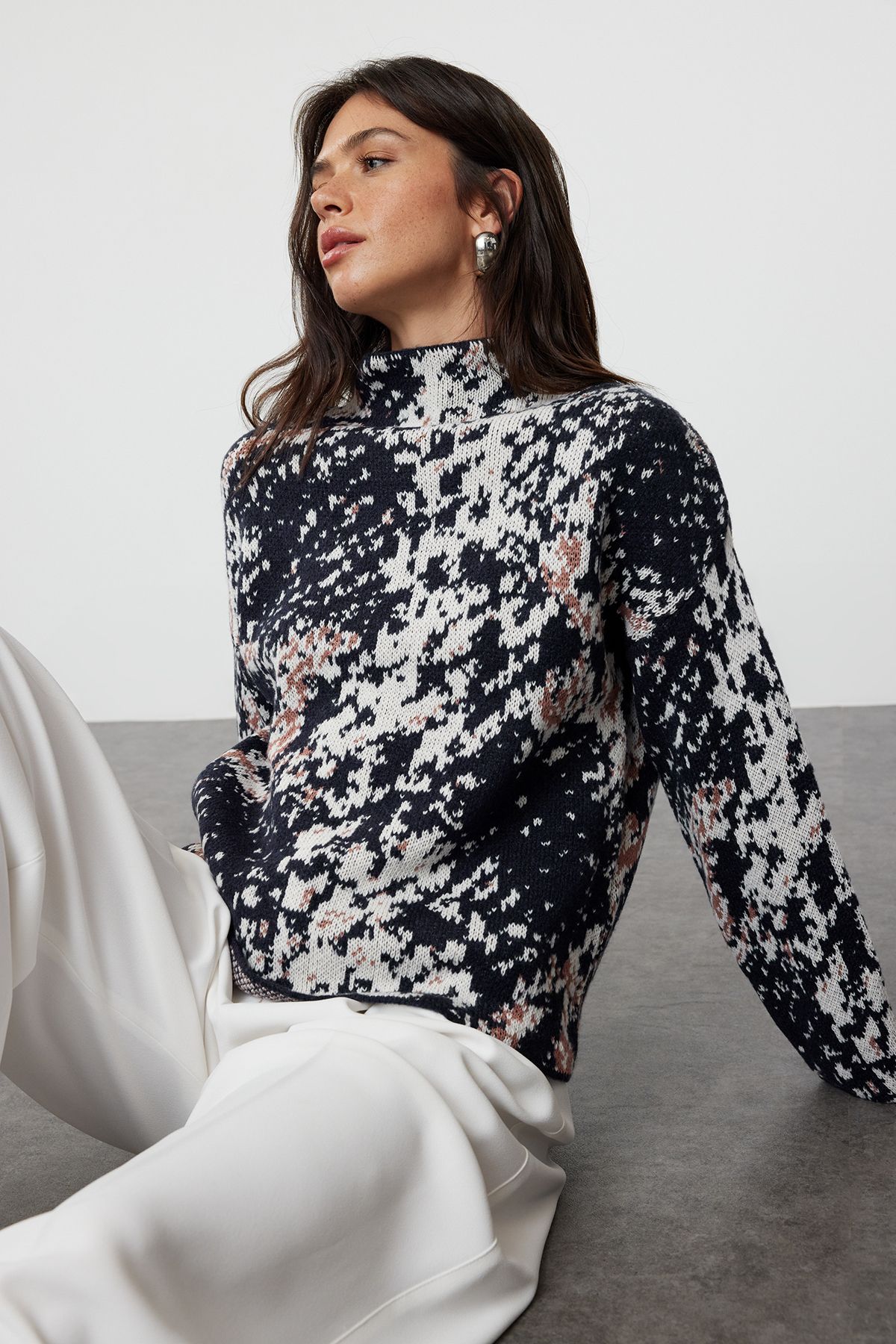 Trendyol Collection Sweter Z Dzianiny Ze Wzorem W Panterkę I Kołnierzykiem Typu Stójka - Twoaw24kz01092 Kobieta - M