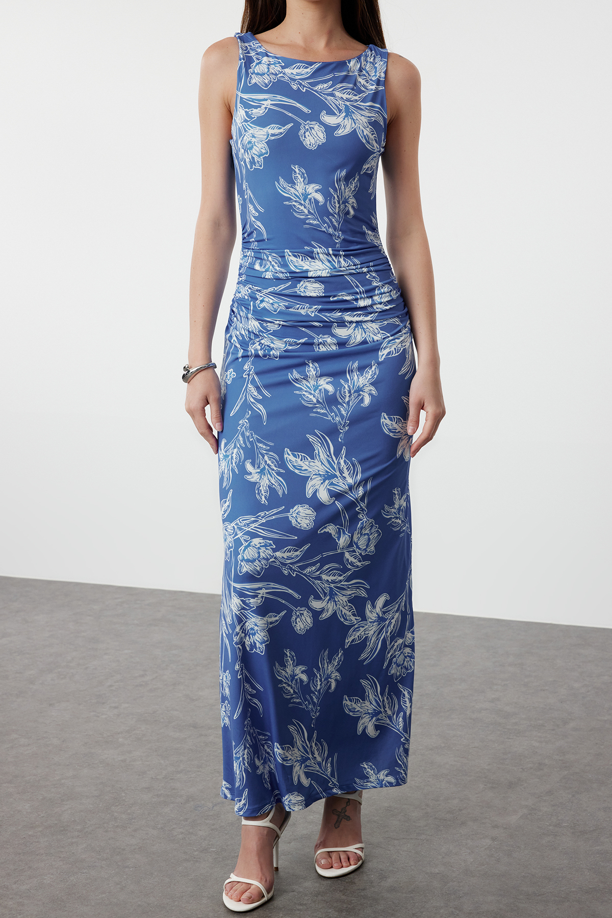 Trendyolmilla  Mavi Çiçekli Baskılı Parlak Yüzeyli Kayık Kaya Vücuda Oturan Esnek Örme Kalem Elbise TWOSS24EL00528 - Görsel 3