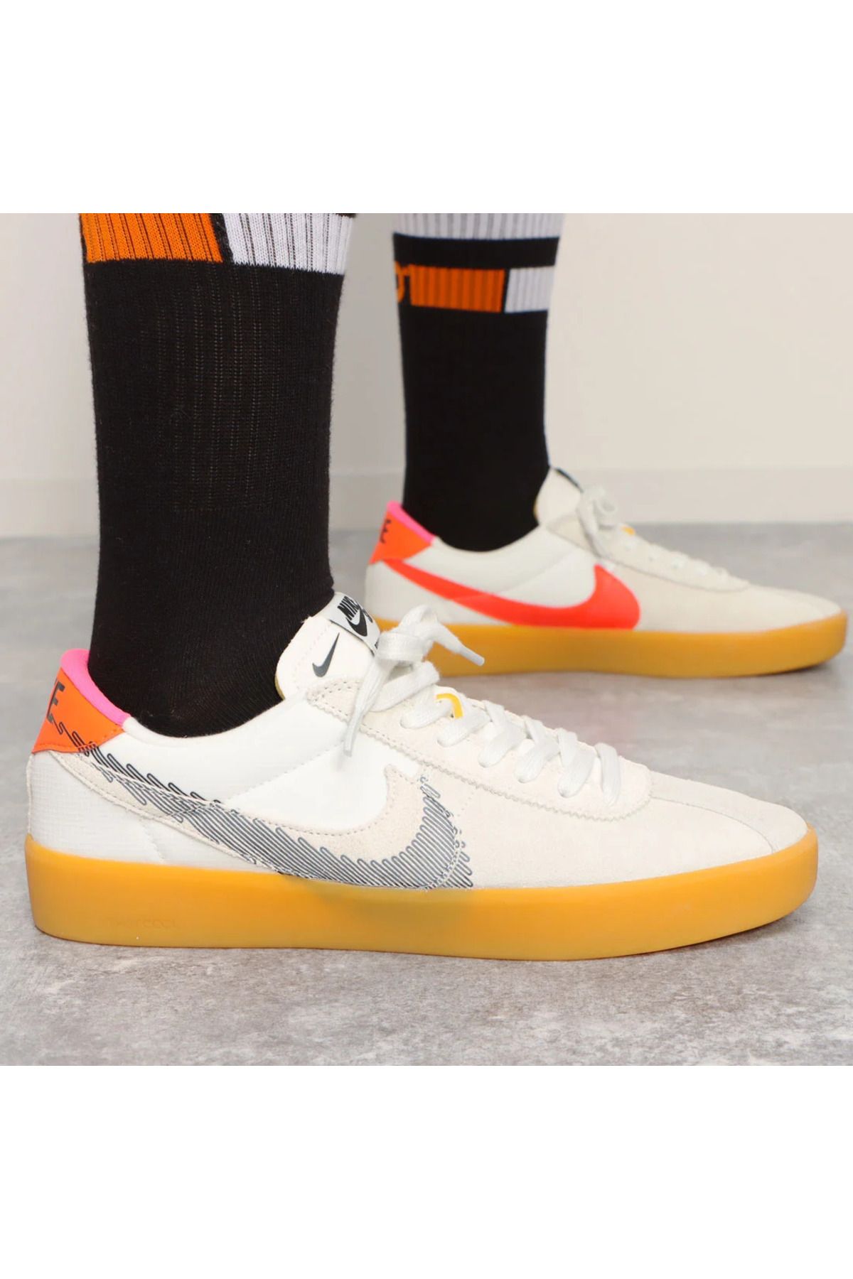 کفش پیاده روی چند رنگ مردانه و زنانه SB Bruin React t 'Rawdacioous؟ قله سفید Nike