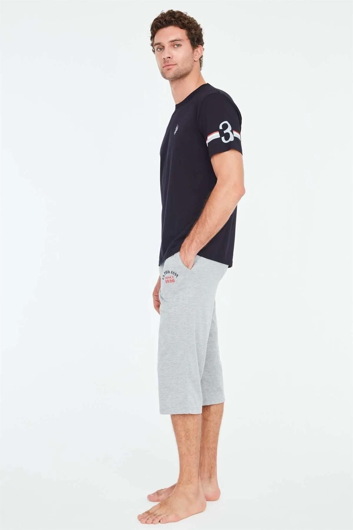 ست پیژامه آبی مردانه تی شرت آستین کوتاه یقه گرد و کاپری جیبی U.S. Polo Assn.