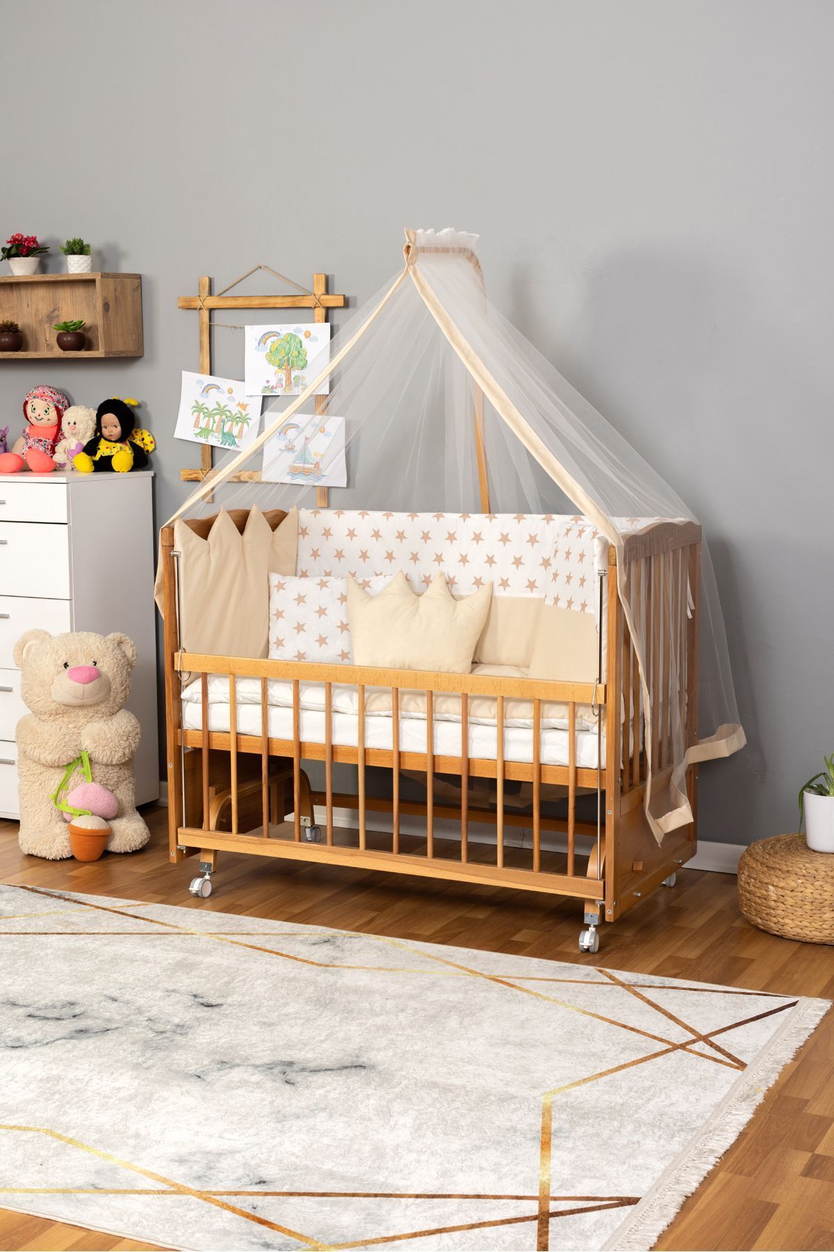 Bamgidoo Ahşap Beşik Anne Yanı Beşik (Vernikli) 60x120 - Krem Nakış(Yazısız) Uyku Seti + Yatak + Tekerlekli