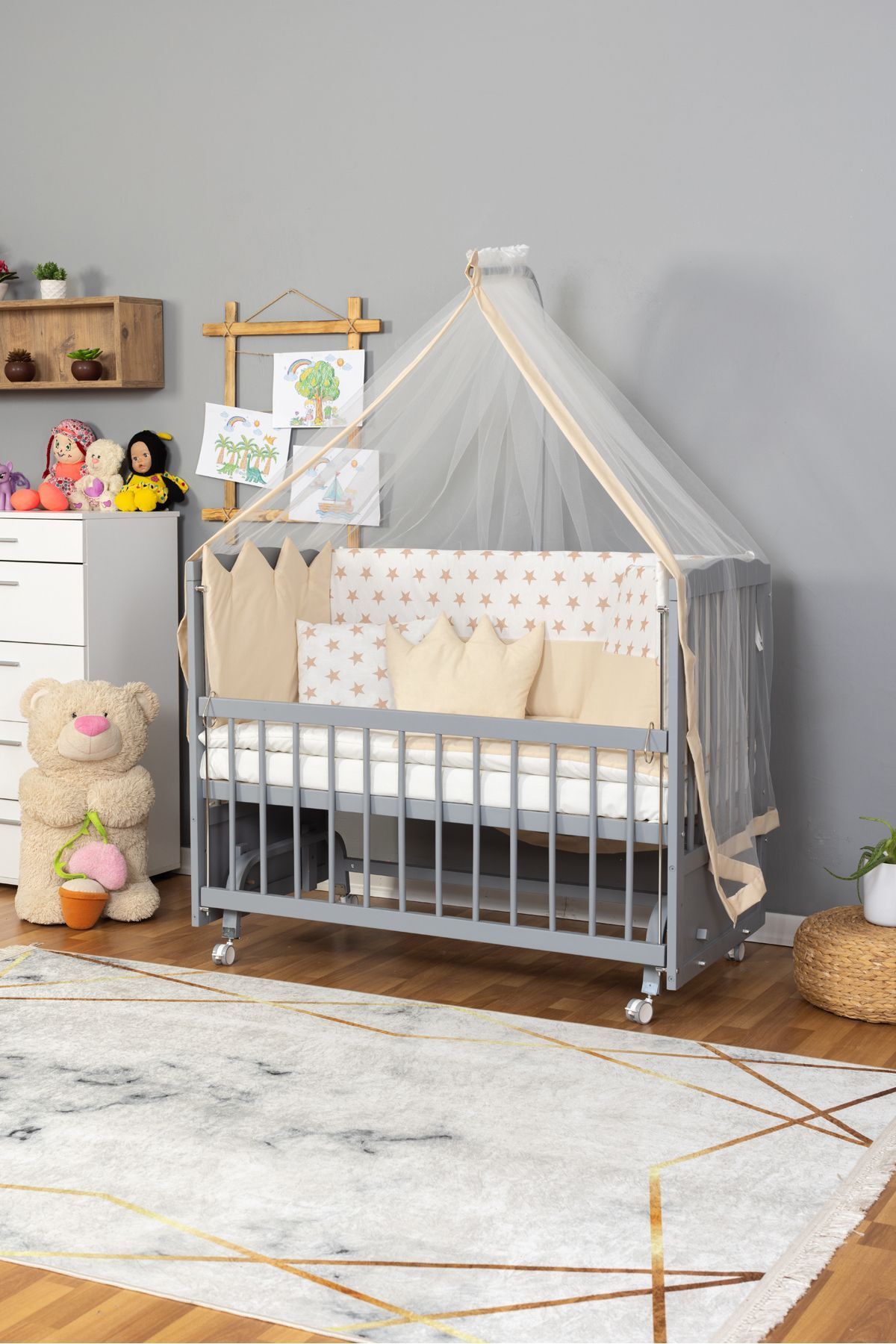 Bamgidoo Ahşap Beşik Anne Yanı Beşik Gri 60x120 - Krem Nakış(Yazısız) Uyku Seti + Yatak + Tekerlekli