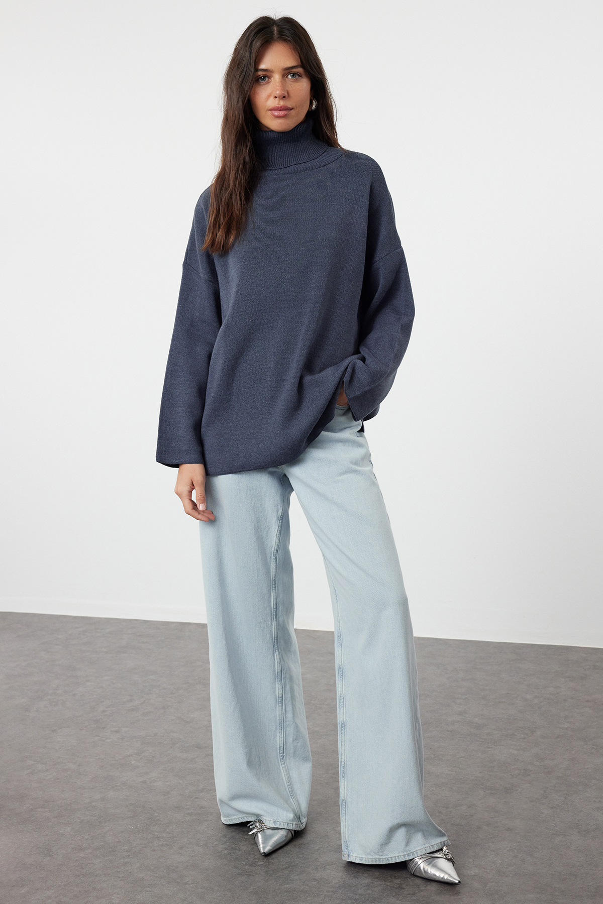 Trendyol Collection Sweter z dzianiny Indigo o szerokim kroju - Twoaw23Kz00206