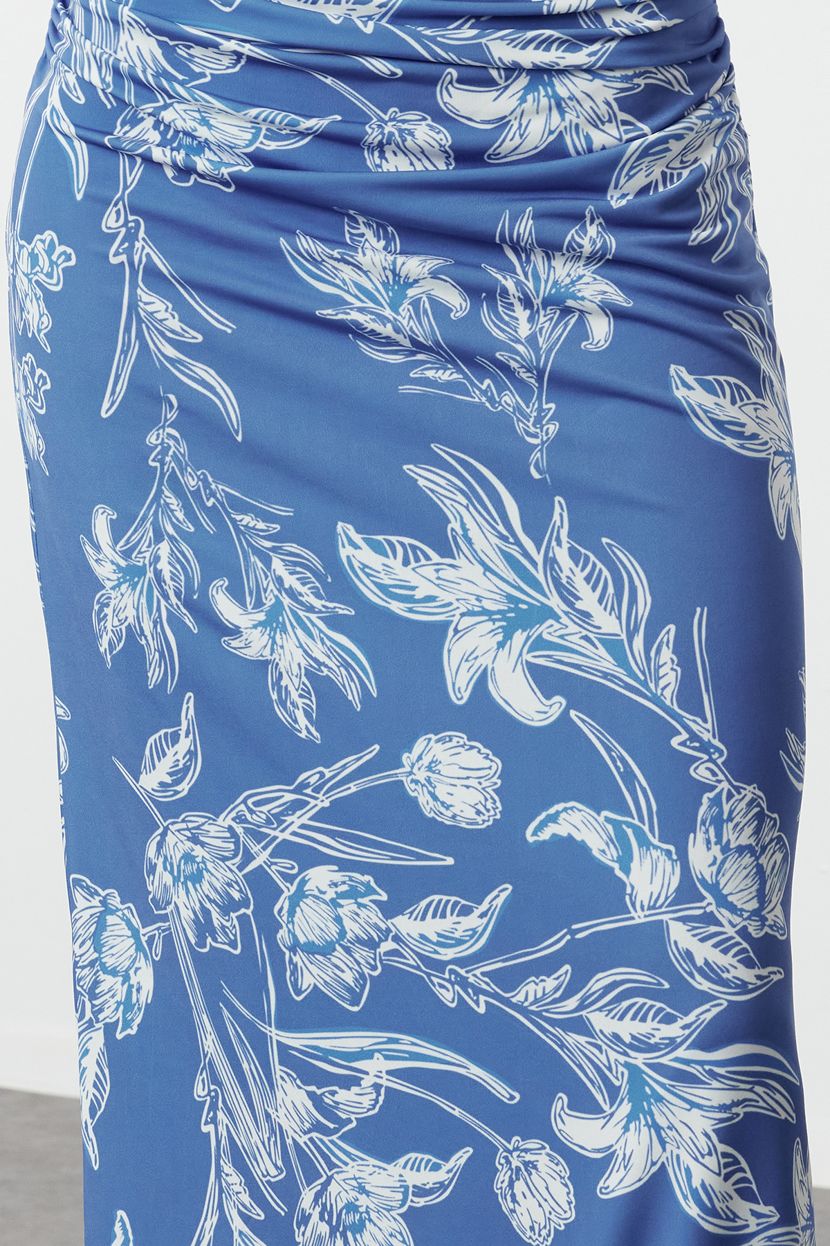 Trendyolmilla  Mavi Çiçekli Baskılı Parlak Yüzeyli Kayık Kaya Vücuda Oturan Esnek Örme Kalem Elbise TWOSS24EL00528 - Görsel 4