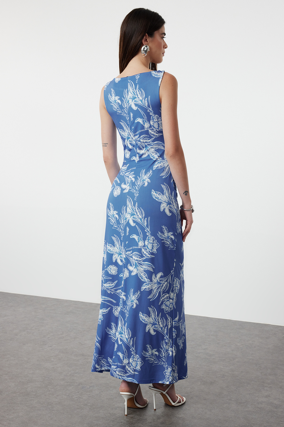 Trendyolmilla  Mavi Çiçekli Baskılı Parlak Yüzeyli Kayık Kaya Vücuda Oturan Esnek Örme Kalem Elbise TWOSS24EL00528 - Görsel 5