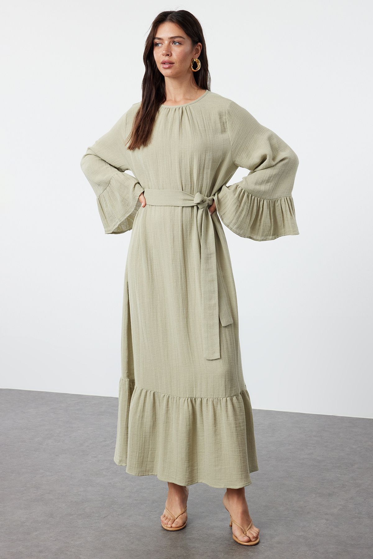 Trendyol Modest Mintgrünes Musselinkleid mit Rüschenrock - TCTSS24EB00255
