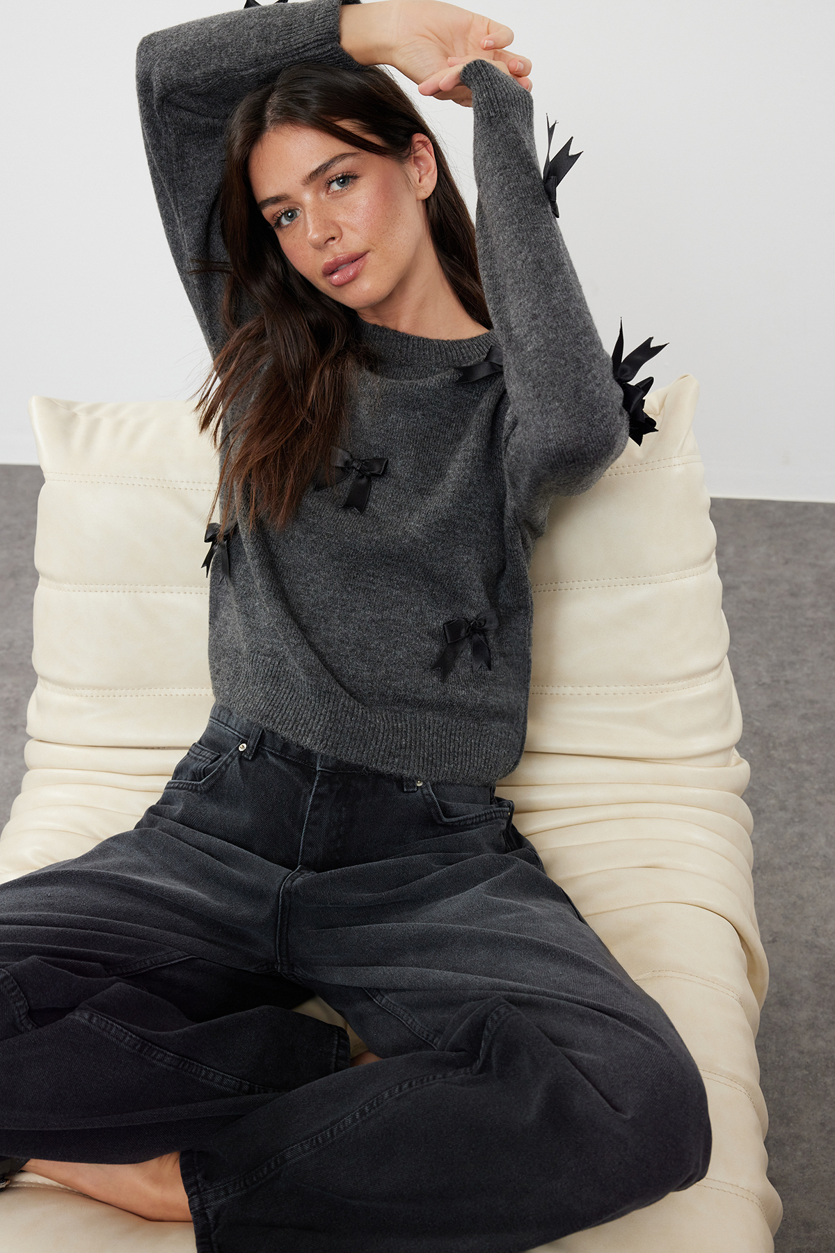 Trendyolmilla  Koyu Antrasit Yumuşak Dokulu Kurdele/Fiyonk Detaylı Triko Kazak TWOAW25KZ00155 - Görsel 5