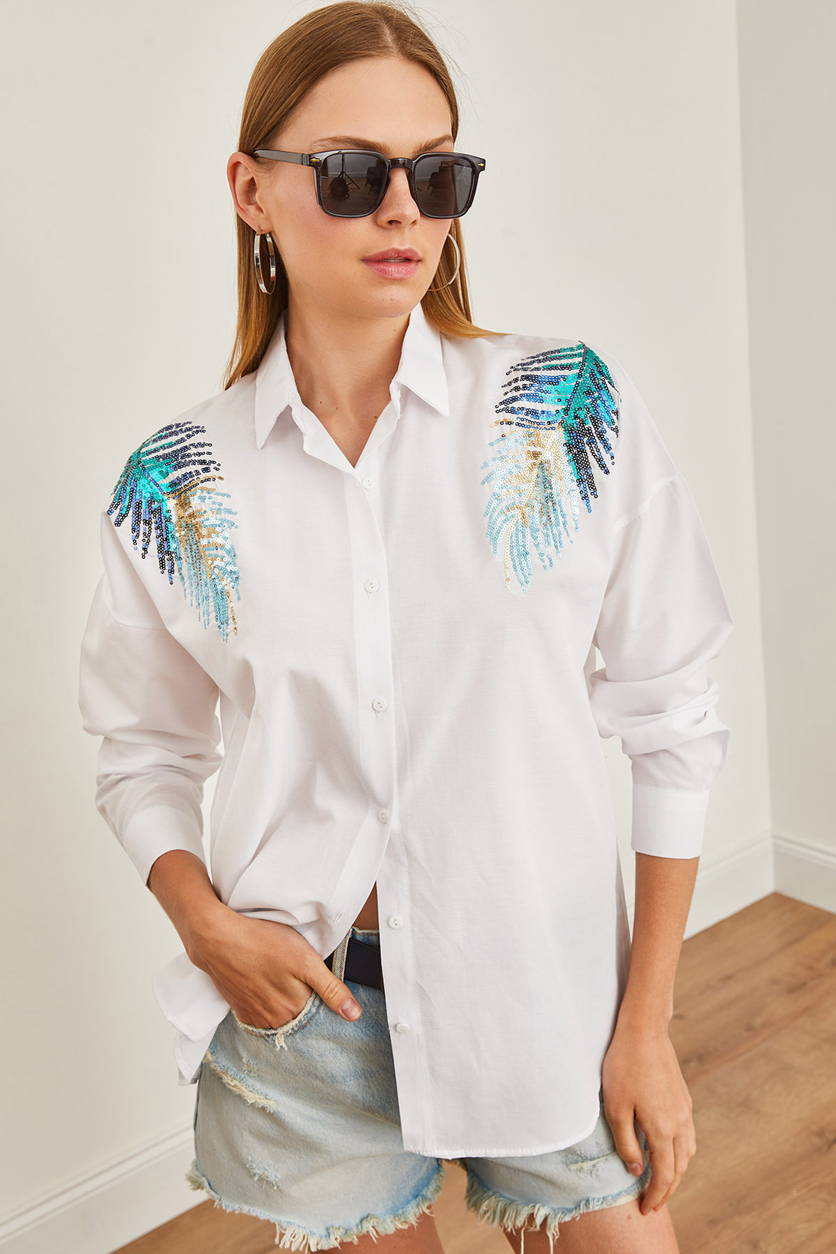 Olalook Weißes Damenhemd mit Blatt-Paillettendetail - GML-19001226