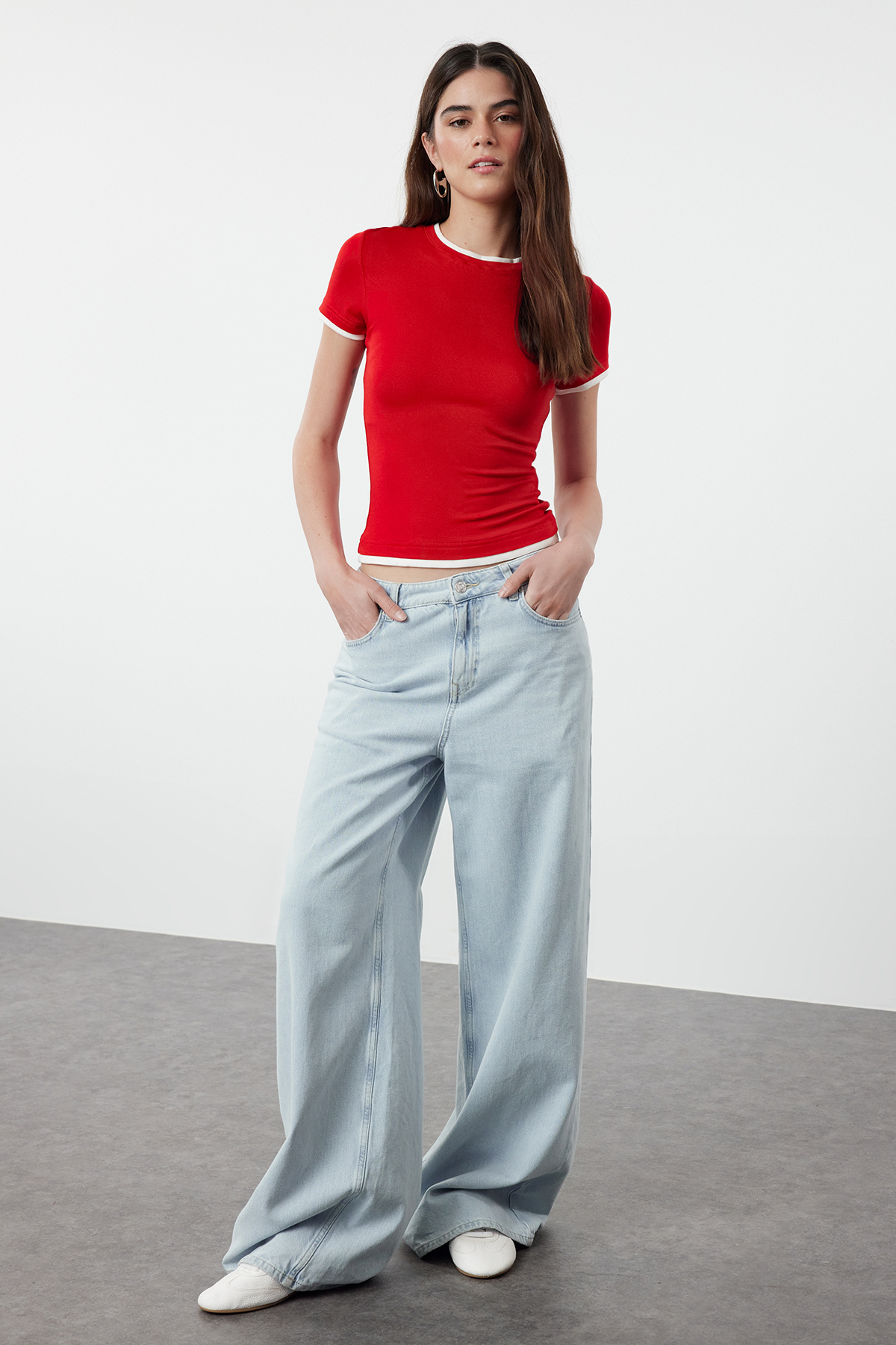 Trendyolmilla  Kırmızı Viskoz/Yumuşak Kumaşlı Renk Bloklu Vücuda Oturan Esnek Örme T-Shirt TWOSS24TS00063