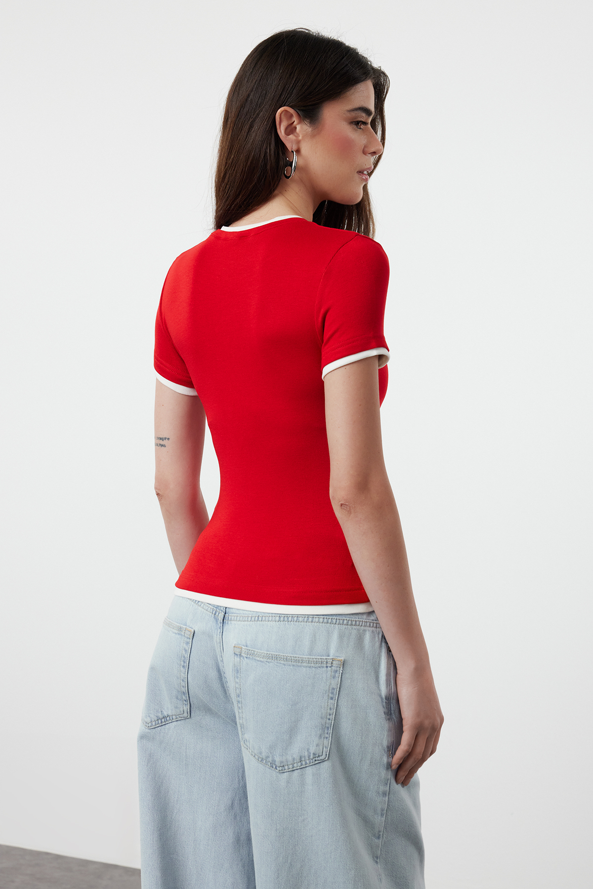 Trendyolmilla  Kırmızı Viskoz/Yumuşak Kumaşlı Renk Bloklu Vücuda Oturan Esnek Örme T-Shirt TWOSS24TS00063 - Görsel 5