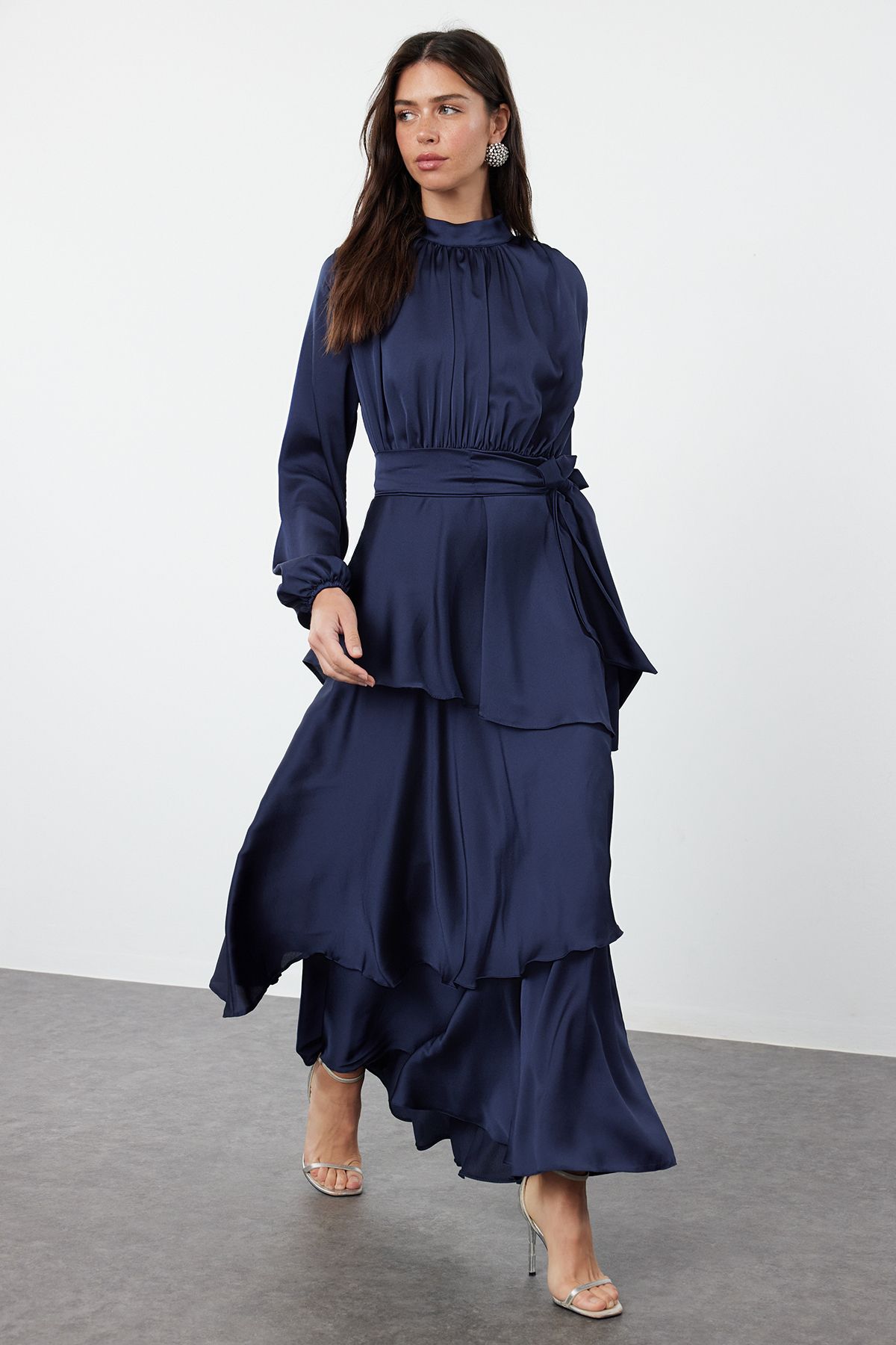 Trendyol Modest Námornícko modré saténové večerné šaty s vrstvenou sukňou - TCTSS24DB00050
