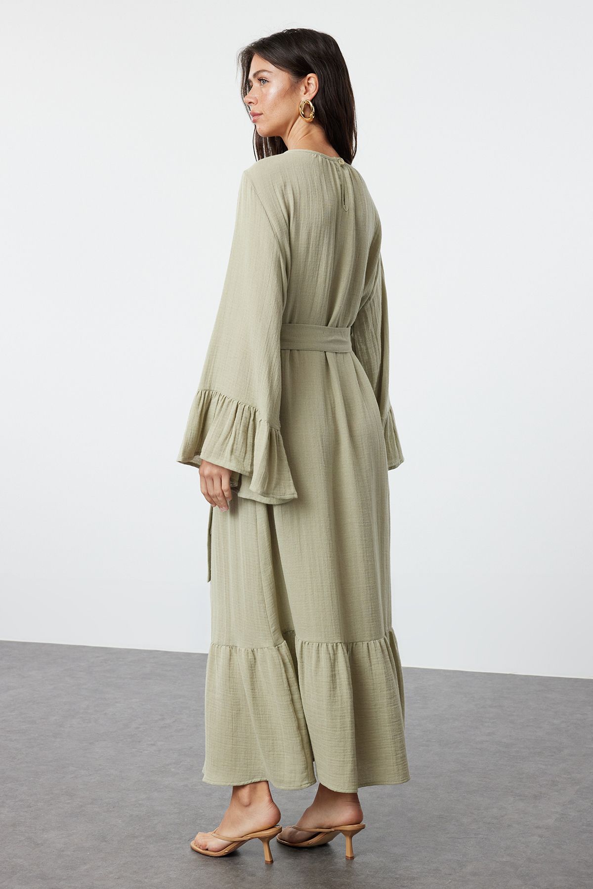 Trendyol Modest-Mintgrünes Musselinkleid mit Rüschenrock - TCTSS24EB00255 5