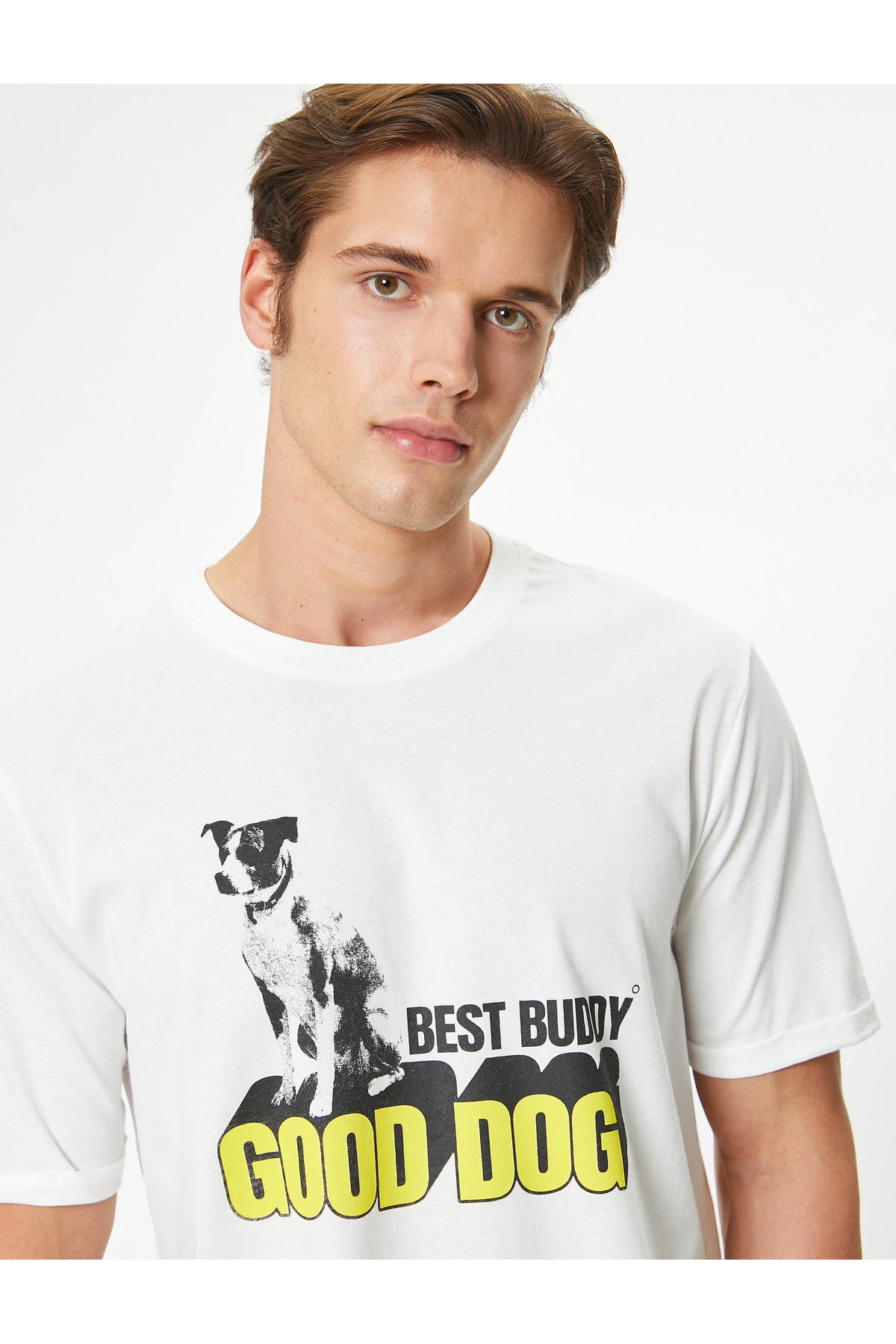 طرح تیشرت پایه با جزئیات آستین چاپ شده آستین کوتاه یقه خدمه نخی