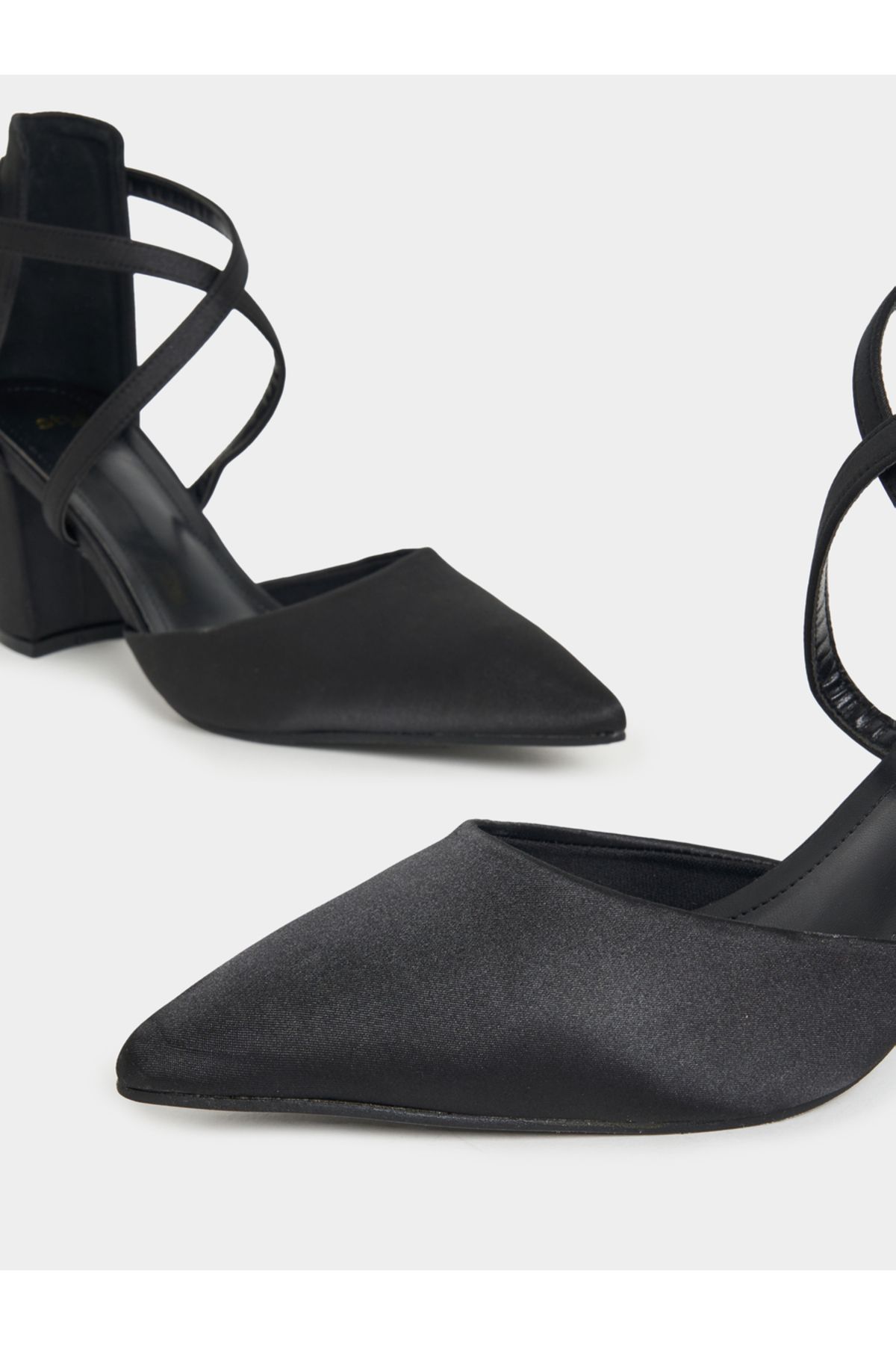 Styli-Criss Cross Pointed Toe Block Heel Pumps 4