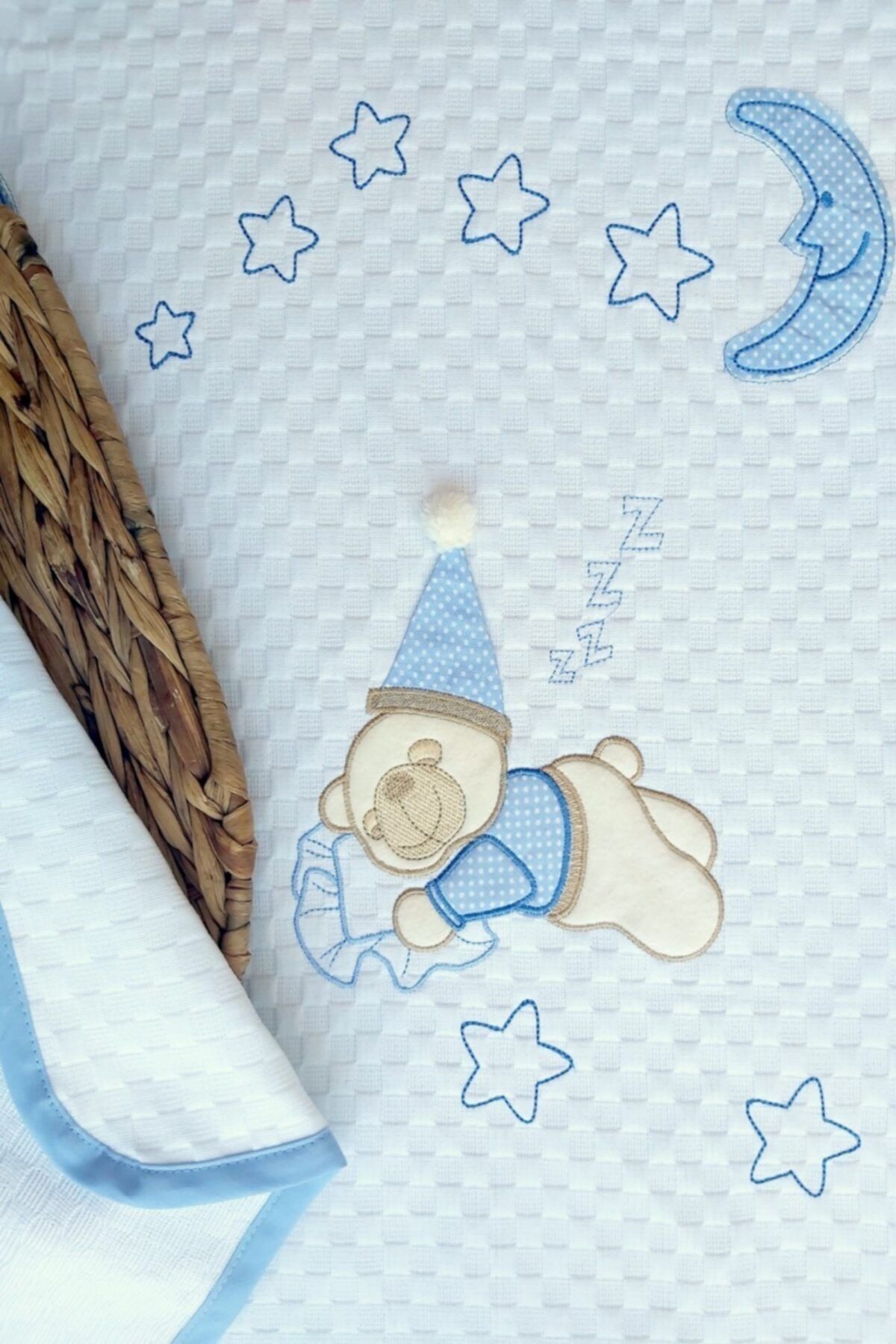 mellowbabystore %100 Pamuk Mavi Uyuyan Ayı Desenli Ince Biyeli Bebek Pike Takımı fotoğrafı 2 (önizleme)