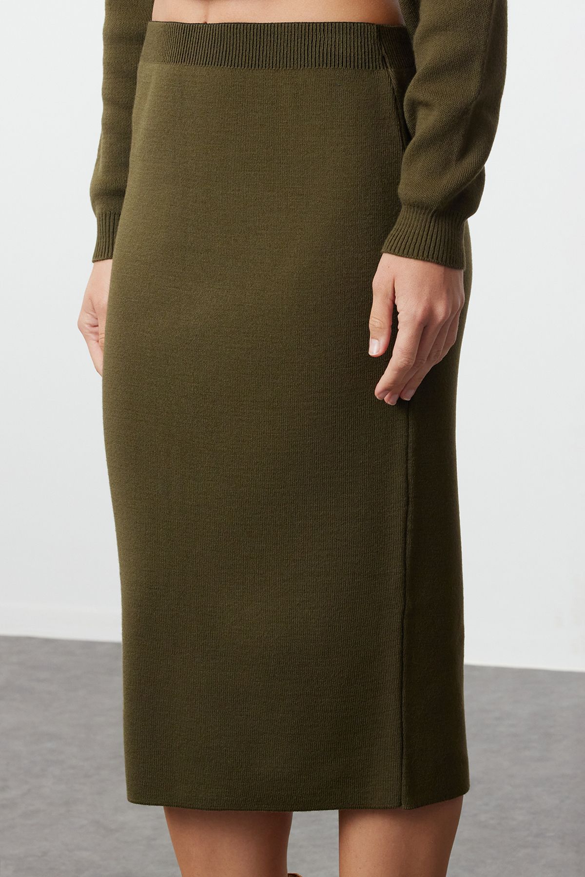 Trendyol Collection-Khaki úpletová sukně Midi Pencil - TWOAW20DU0006 4
