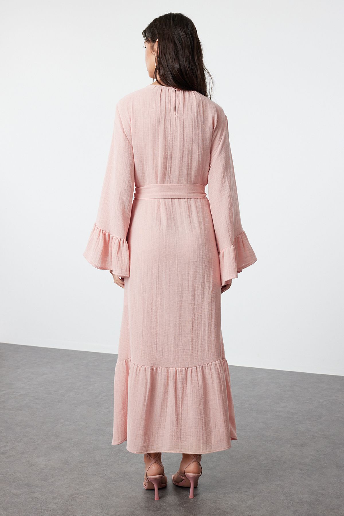 Trendyol Modest-Musselinkleid mit Rüschenrock aus getrockneten Rosen - TCTSS24EB00255 5