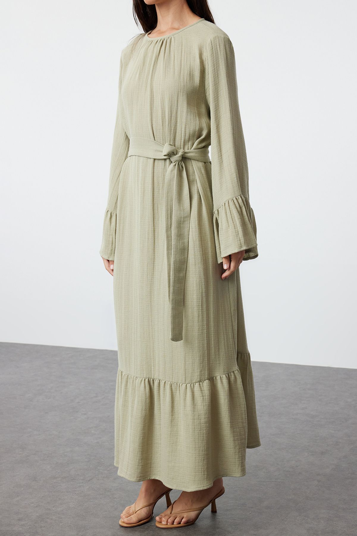 Trendyol Modest-Mintgrünes Musselinkleid mit Rüschenrock - TCTSS24EB00255 4