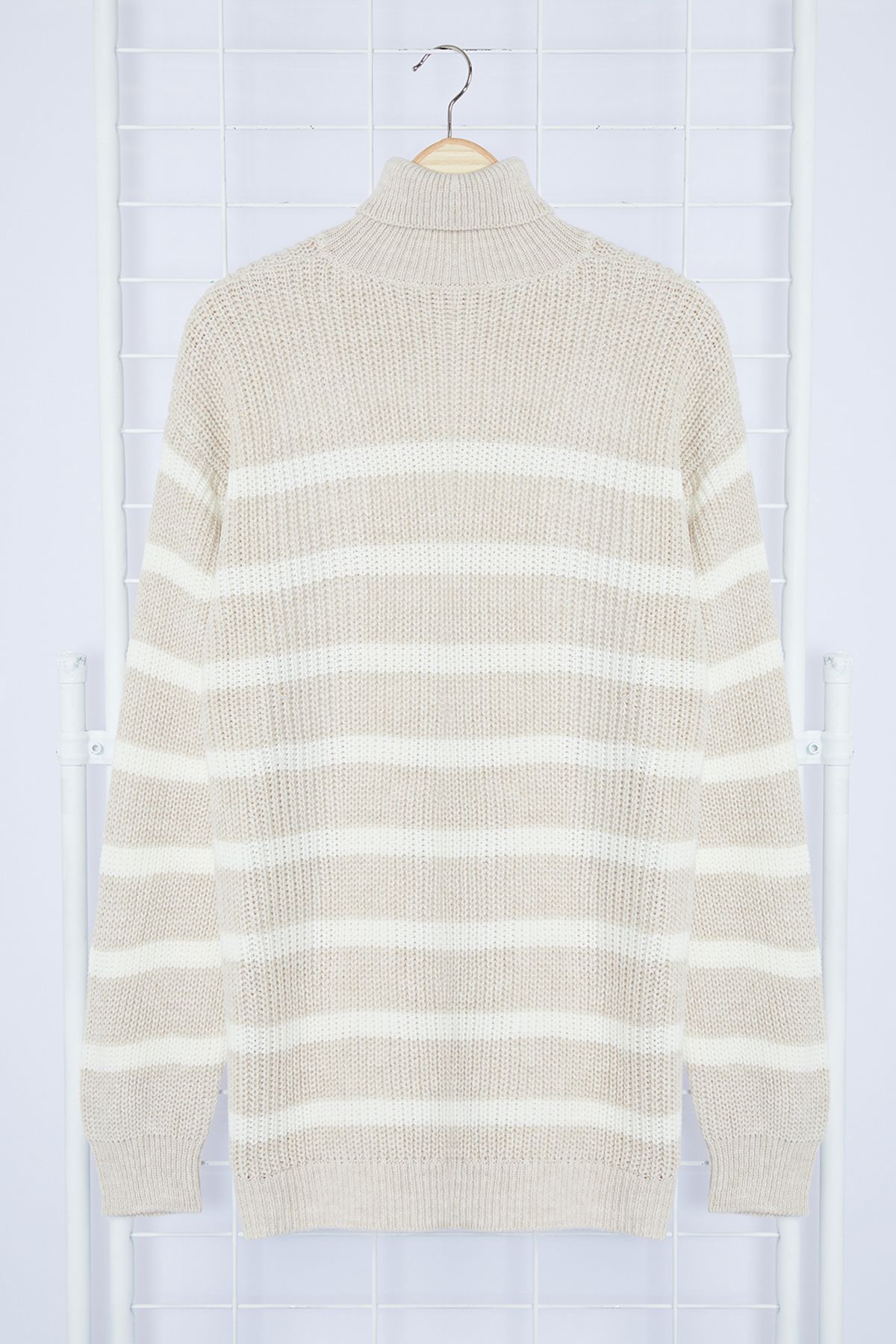 Trendyol Collection-Beige Rollkragenpullover, gestreift, übergroß – TMNAW24KZ00017 9