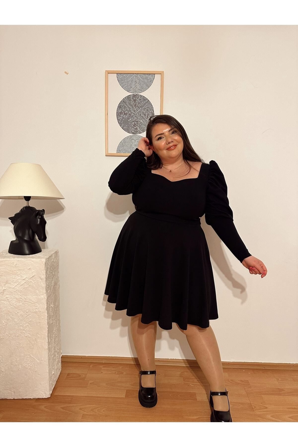 cest une robe de taille noire avec un cœur de ballon