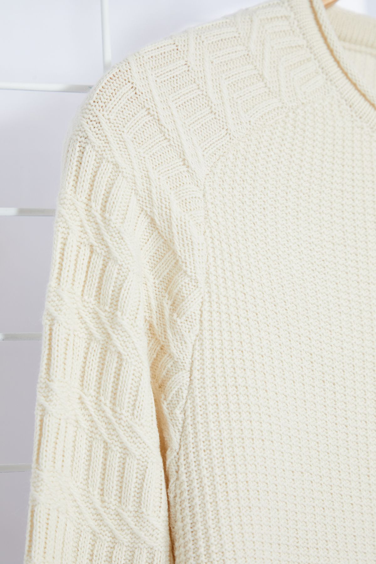 Trendyol Collection-Ecru Crew Neck Slim Fit texturált kötöttáru pulóver - TMNAW22KZ0380 7