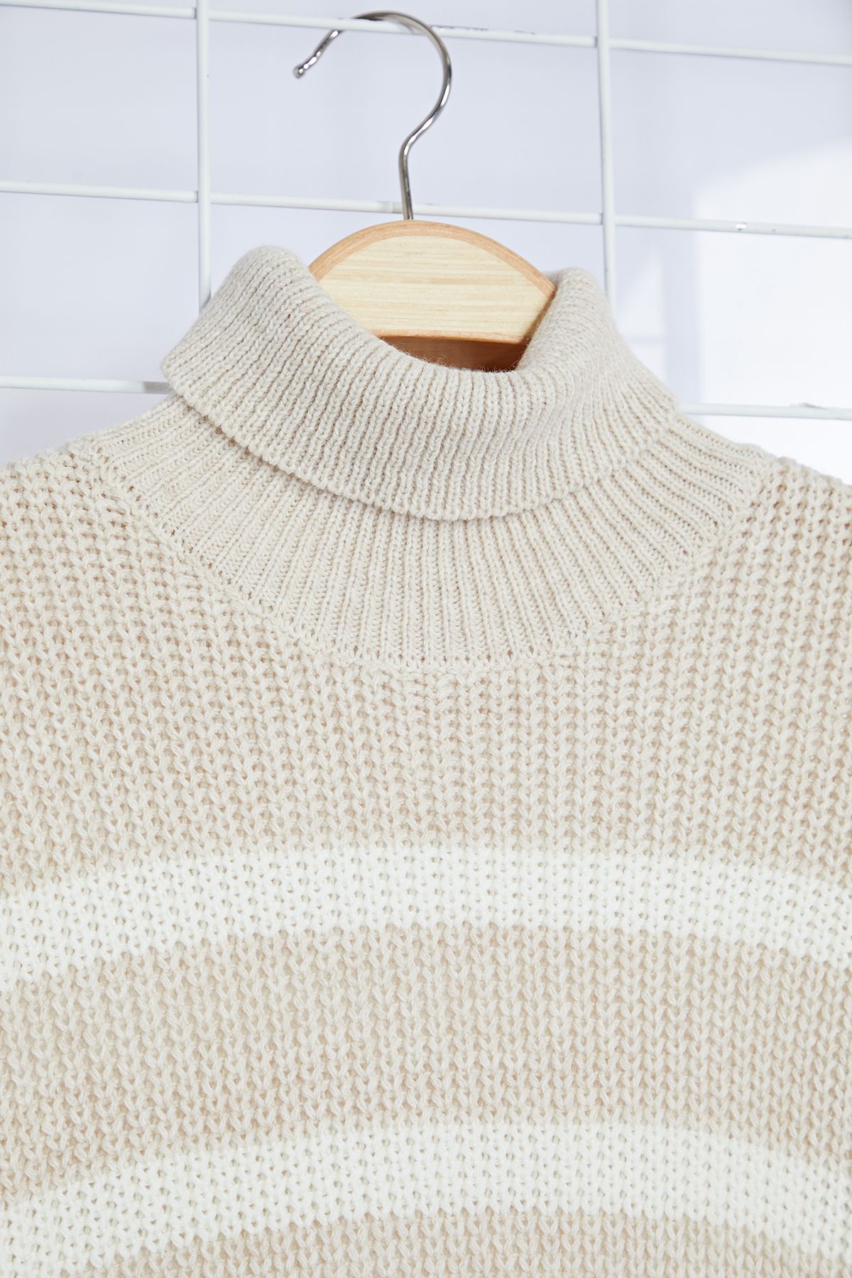 Trendyol Collection-Beige Rollkragenpullover, gestreift, übergroß – TMNAW24KZ00017 8