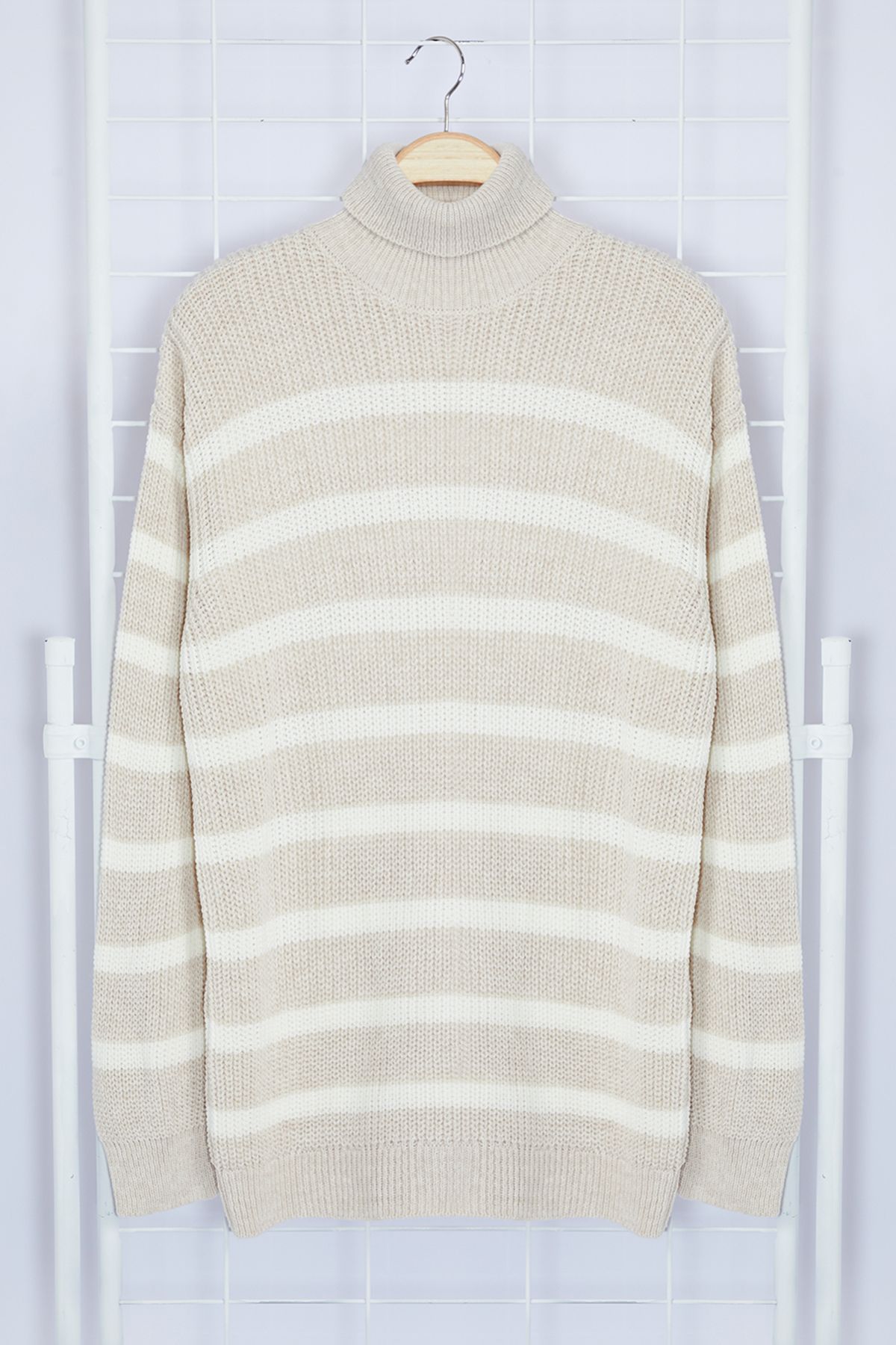 Trendyol Collection-Beige Rollkragenpullover, gestreift, übergroß – TMNAW24KZ00017 7