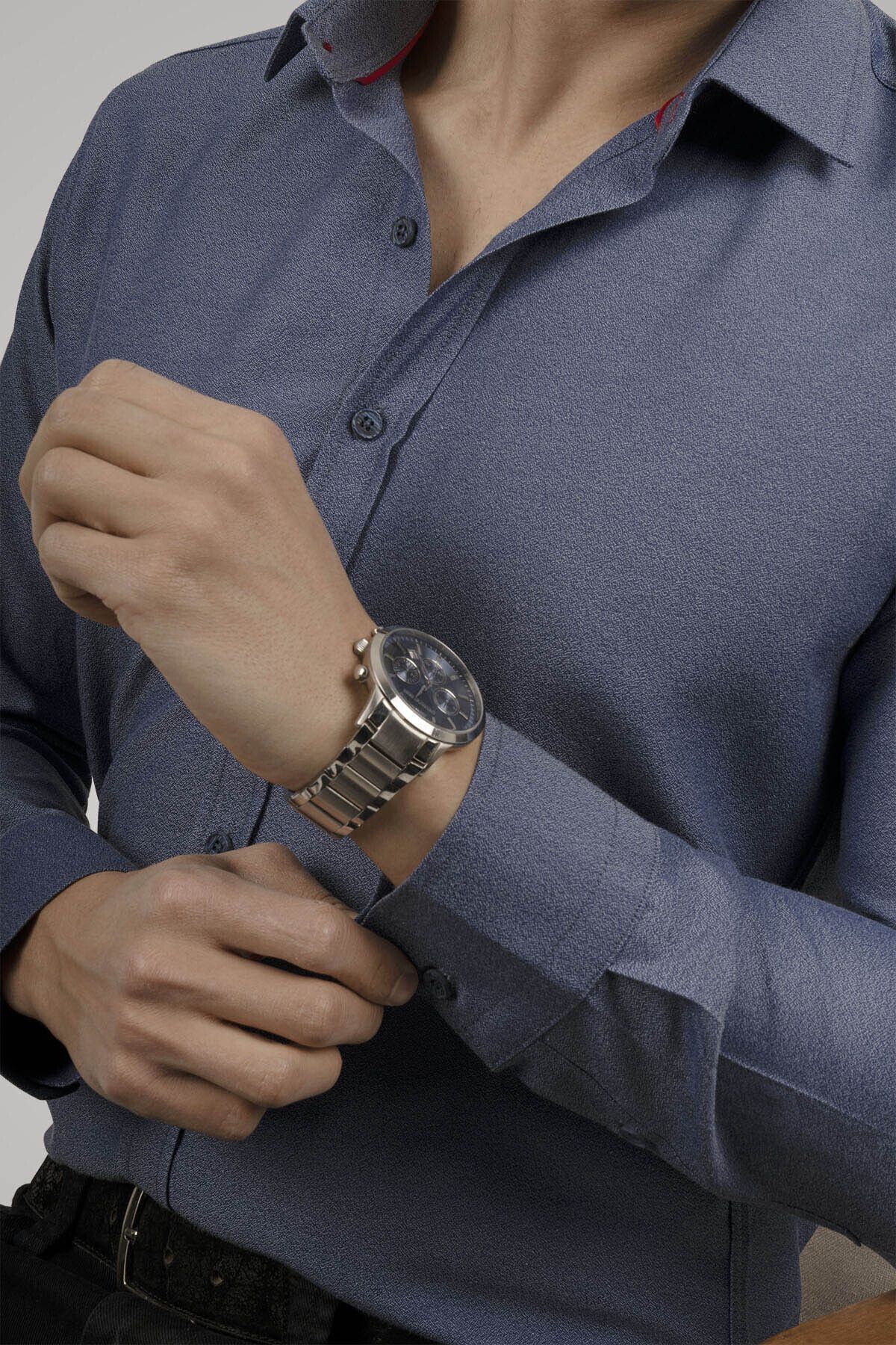 une chemise pour homme avec une boîte à cadeaux de slimfit bleu royal